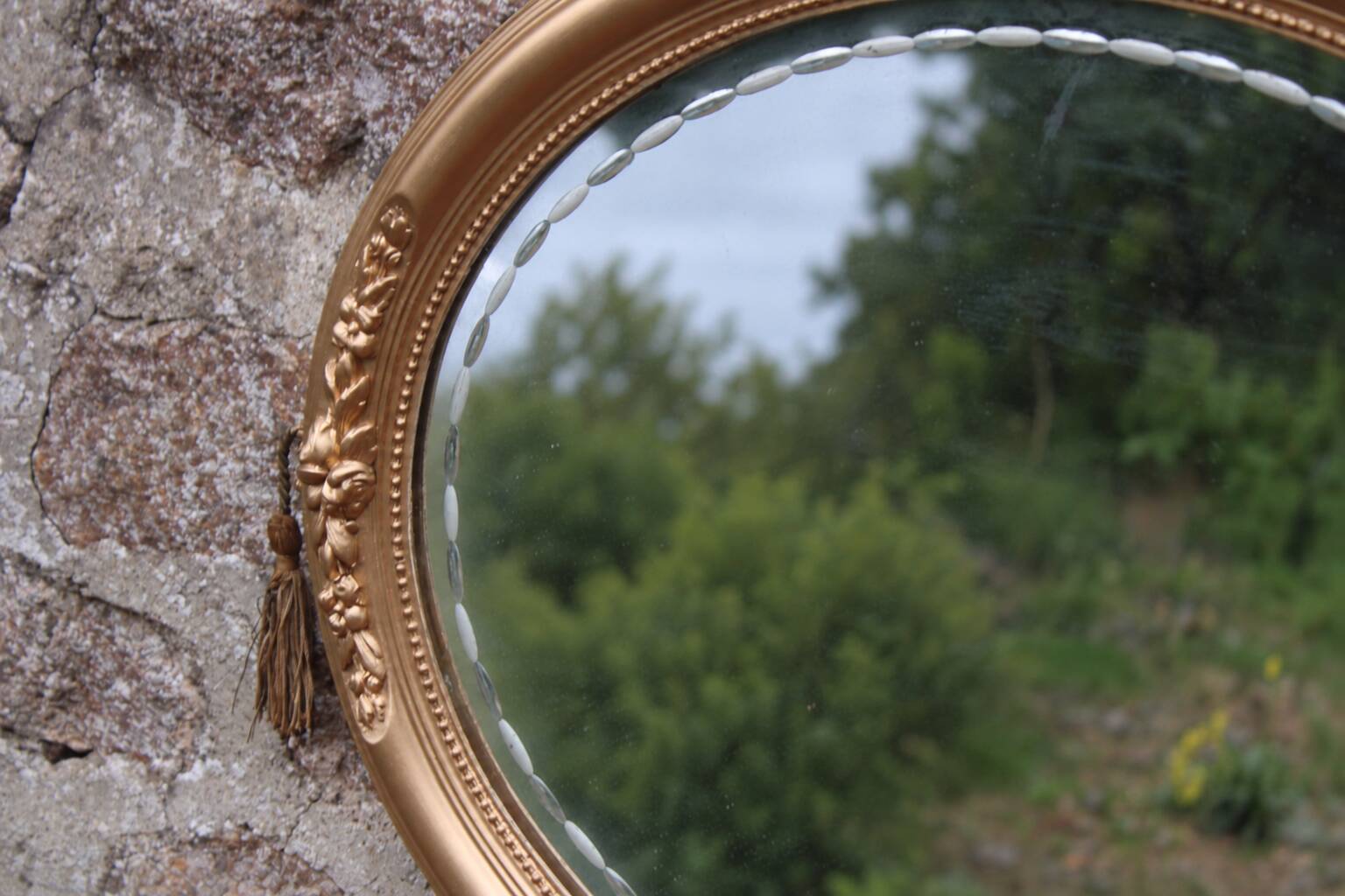 Miroir ovale vintage doré à décor floral et verre biseauté – 58 × 48 cm