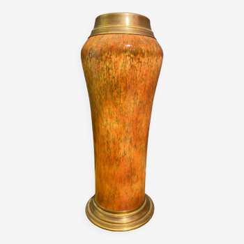 Vase en porcelaine signée Sèvres sur monture bronze