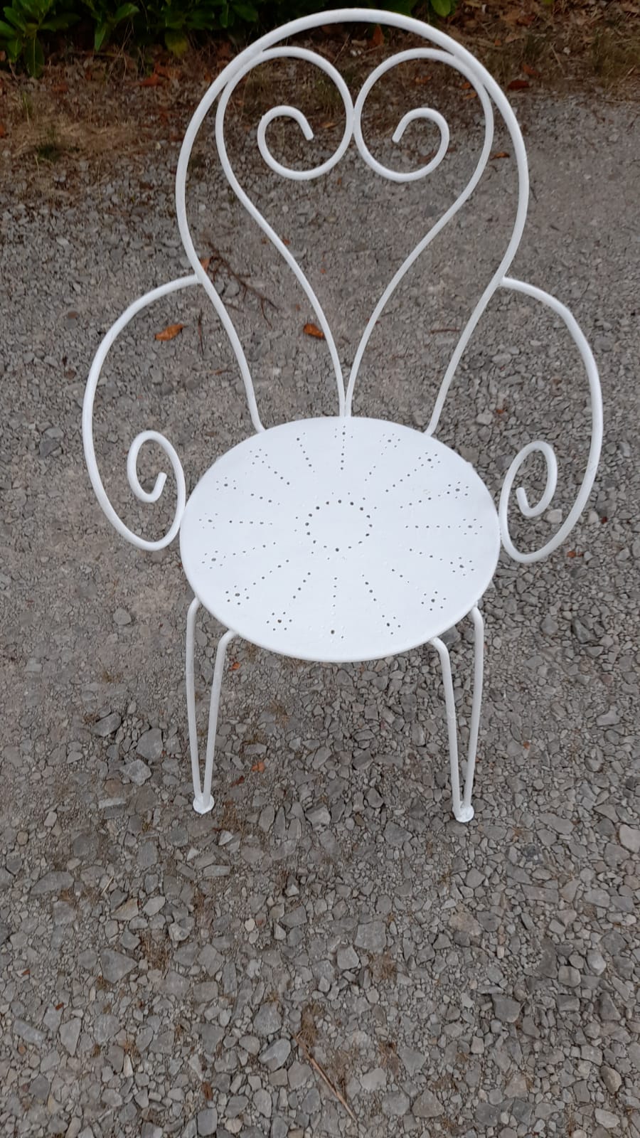 Garden furniture in white wrought iron