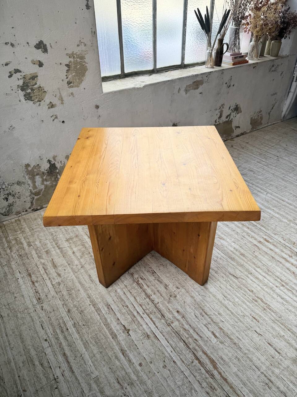 Table carrée moderniste en pin massif, années 50
