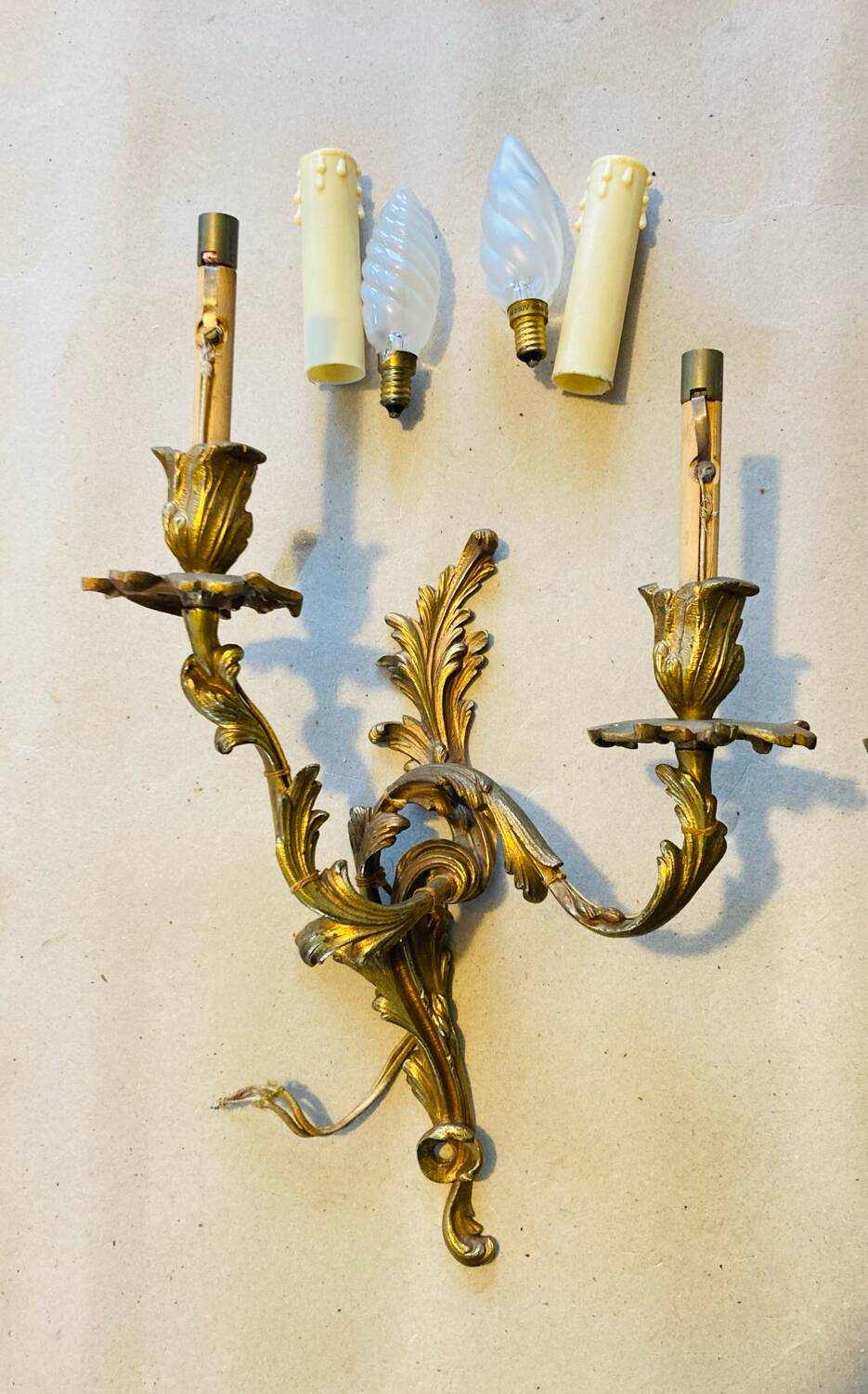 Paire d'appliques Louis XV en bronze décor de feuilles d’acanthes