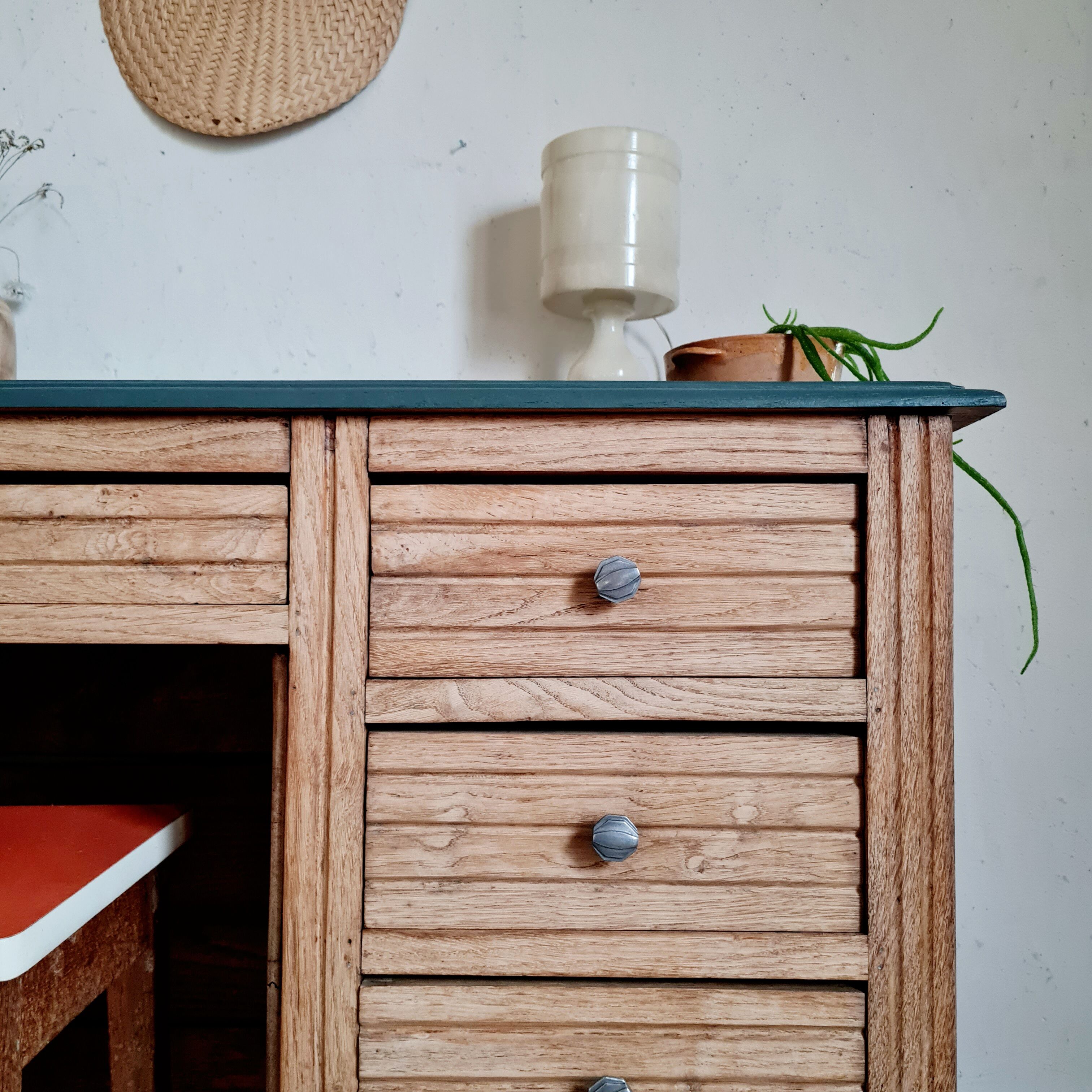 Bureau ancien en bois plateau vert et tiroirs