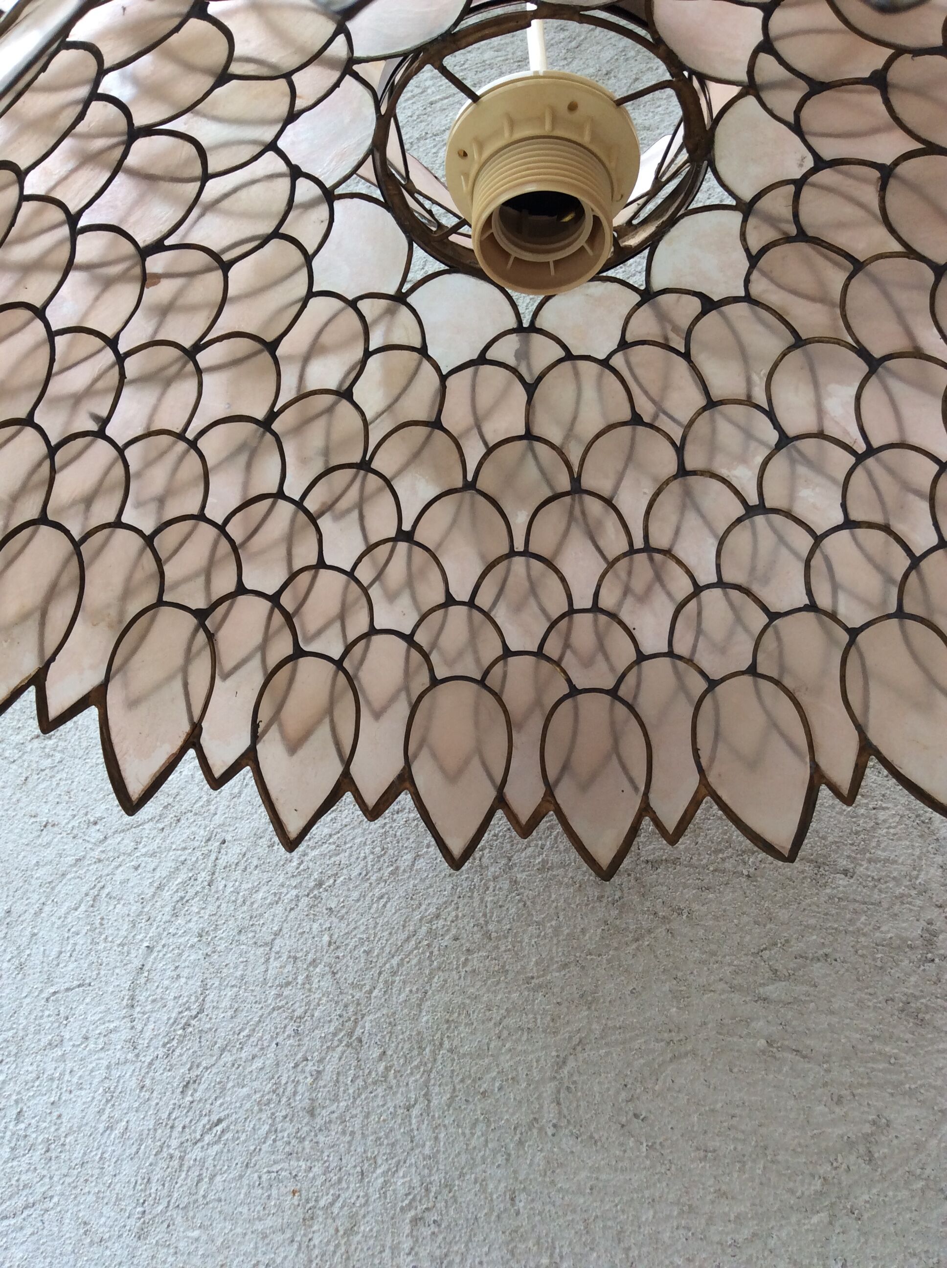 Mother-of-pearl and brass vintage lotus flower-shaped suspension