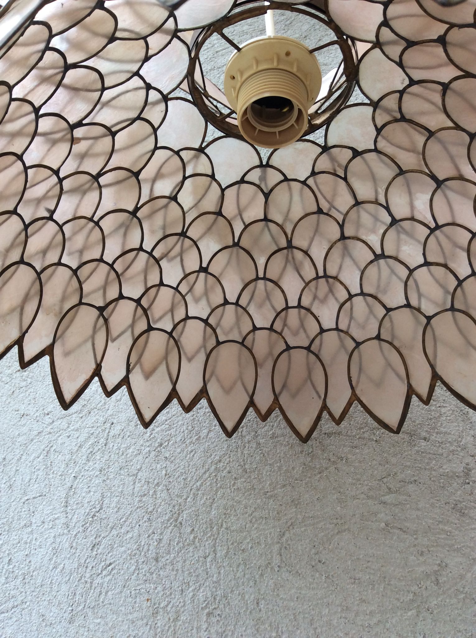 Mother-of-pearl and brass vintage lotus flower-shaped suspension