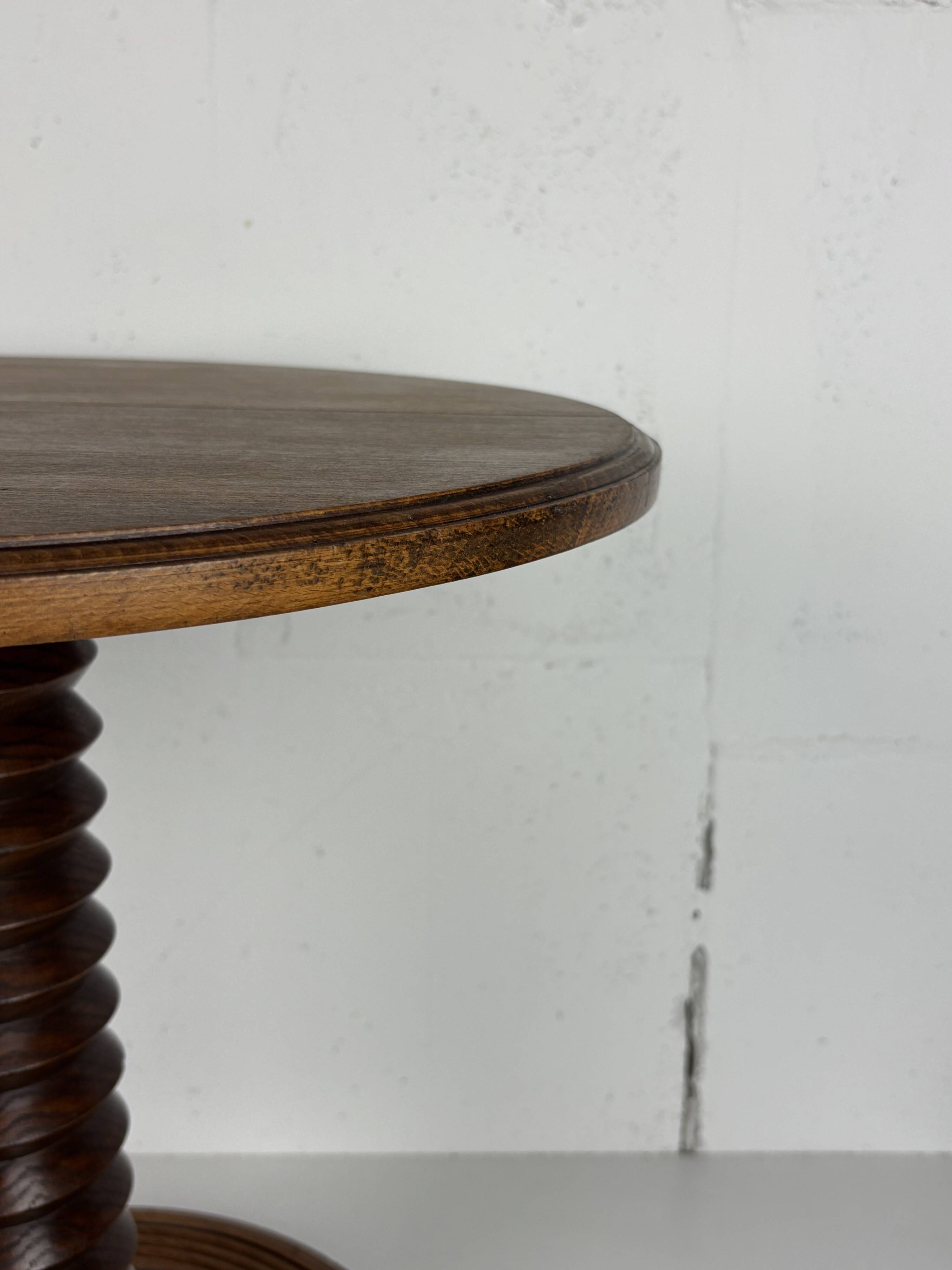 Table d'appoint brutaliste en bois tourné avec pressoir à vin