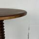 Table d'appoint brutaliste en bois tourné avec pressoir à vin