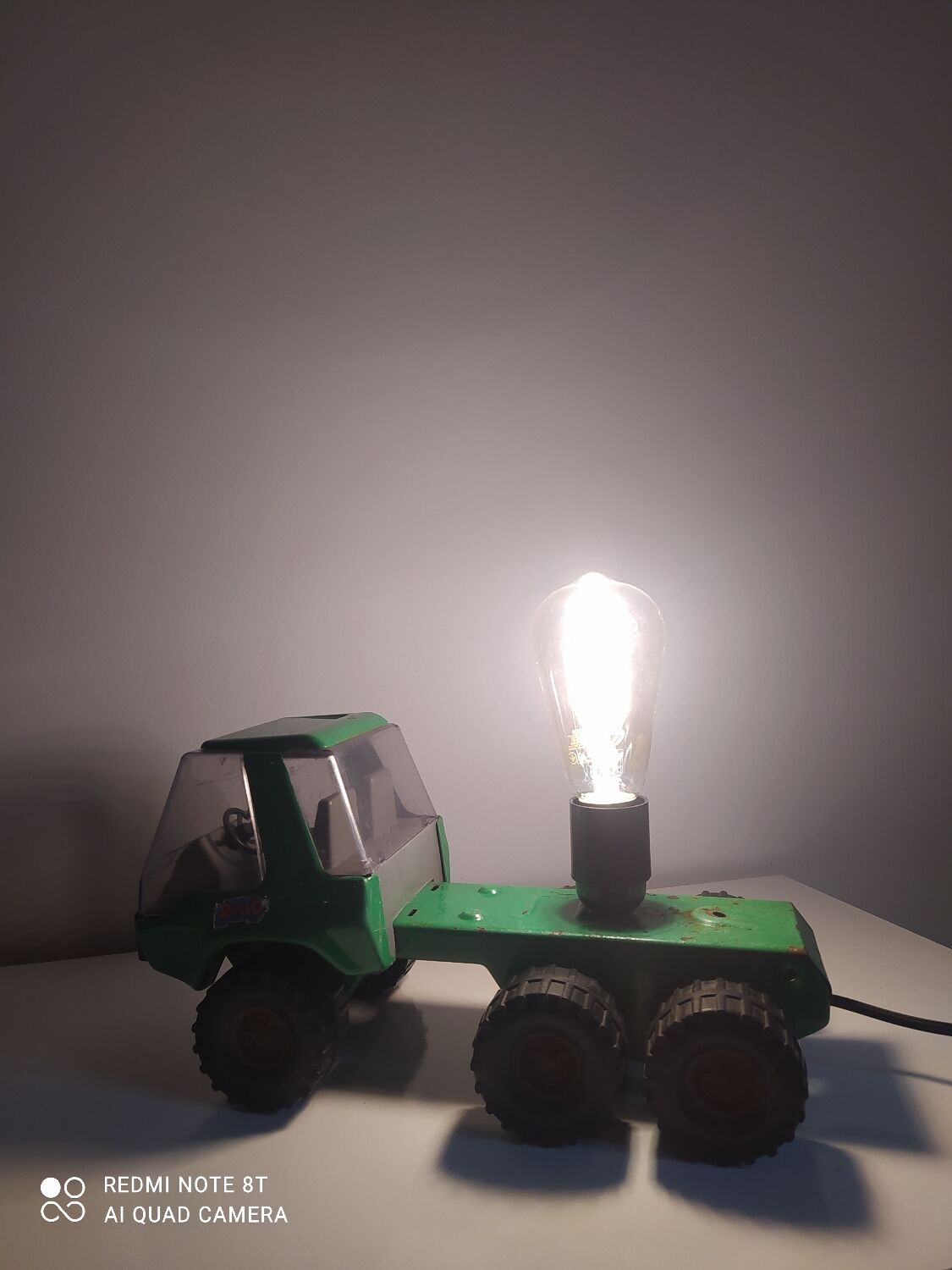 Lampe jouet camion vintage en métal vert