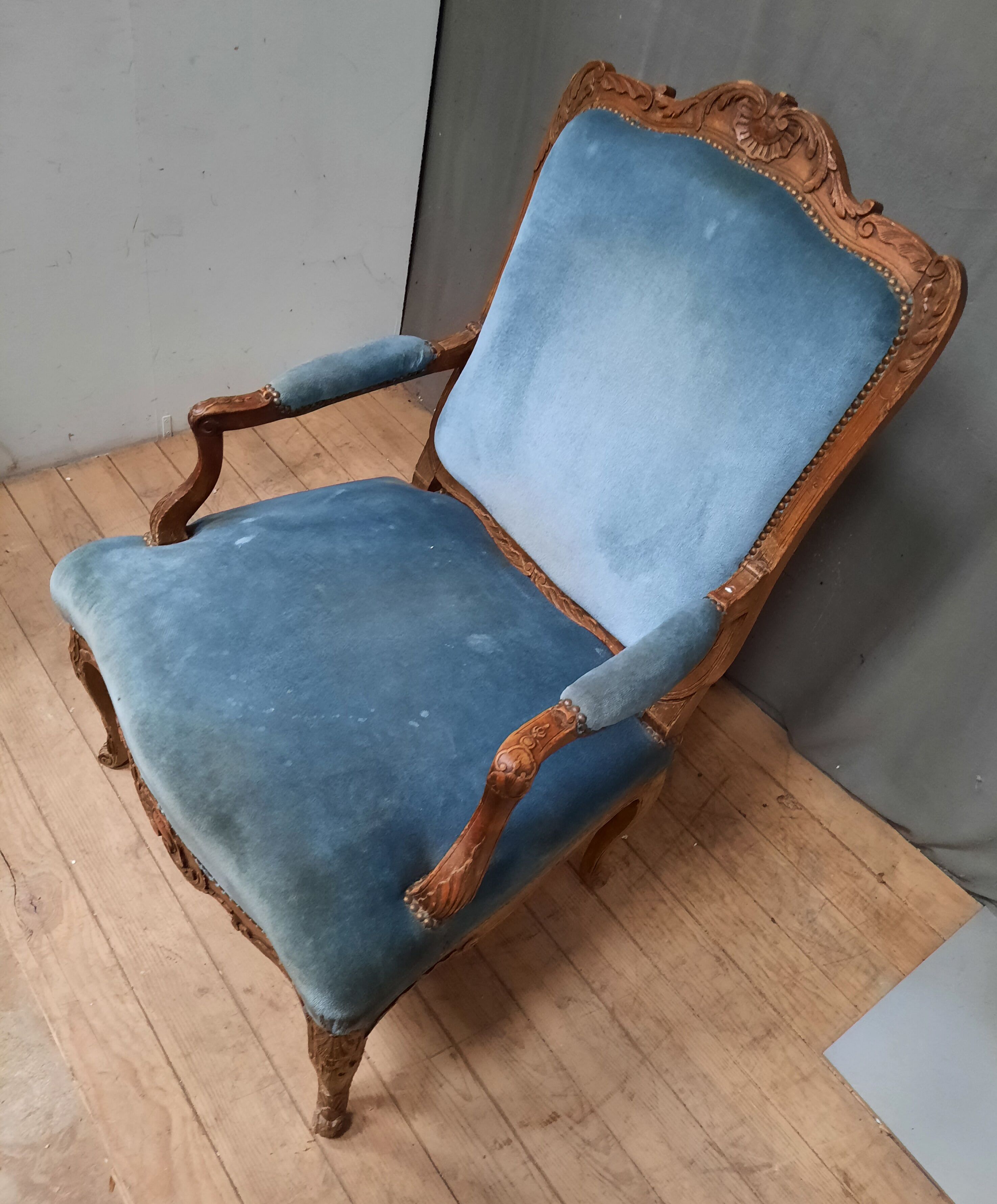 Fauteuil regence en chêne  et velour bleu