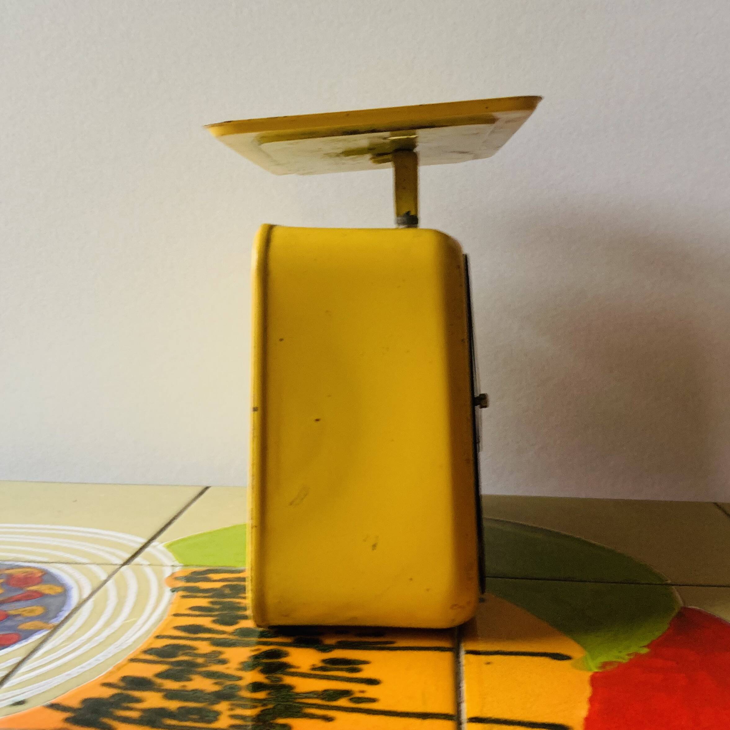 Stube - old household scale in yellow enameled metal - force 10