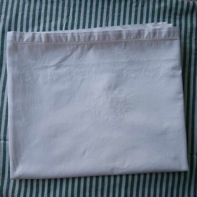 White cotton damask tablecloth with 6 towels