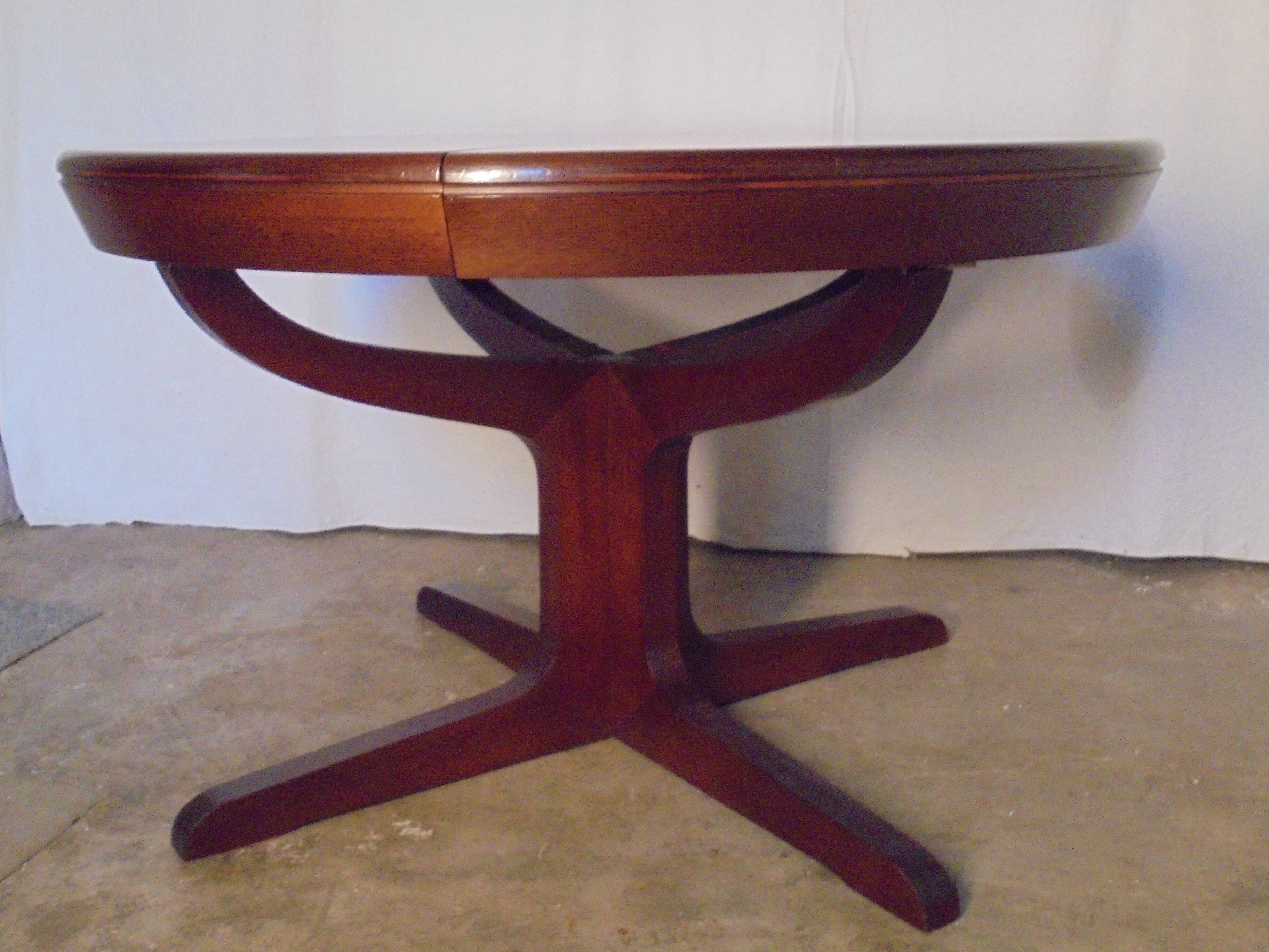 Round table central feet with 2 extensions of the 70s / 80s