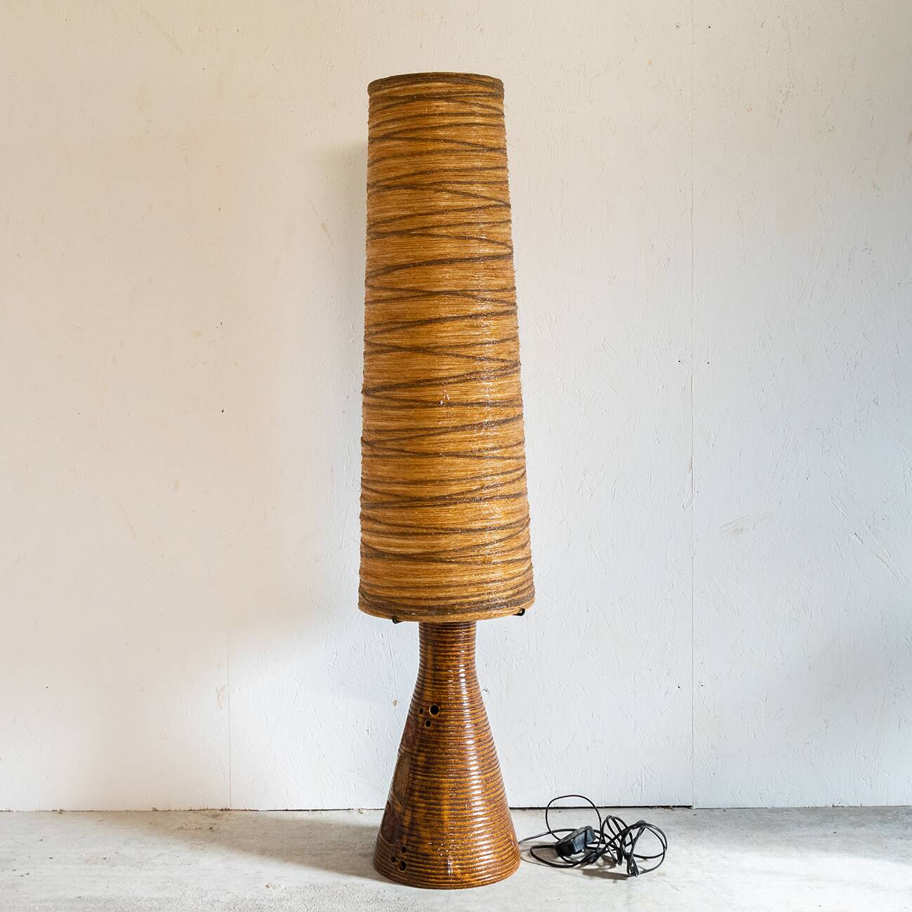 Grande lampe de sol des potier d'Accolay en céramique et résine circa 1960