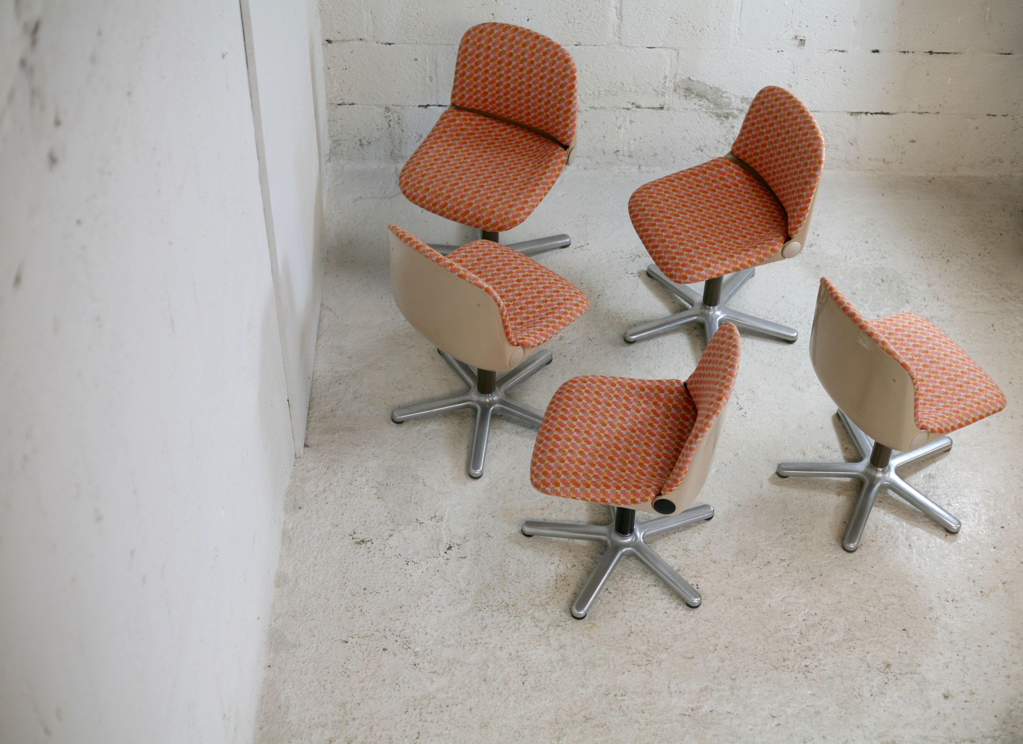 5 chairs "space age", Wilkhahn edition, plastic shells, star steel base. Circa 1970