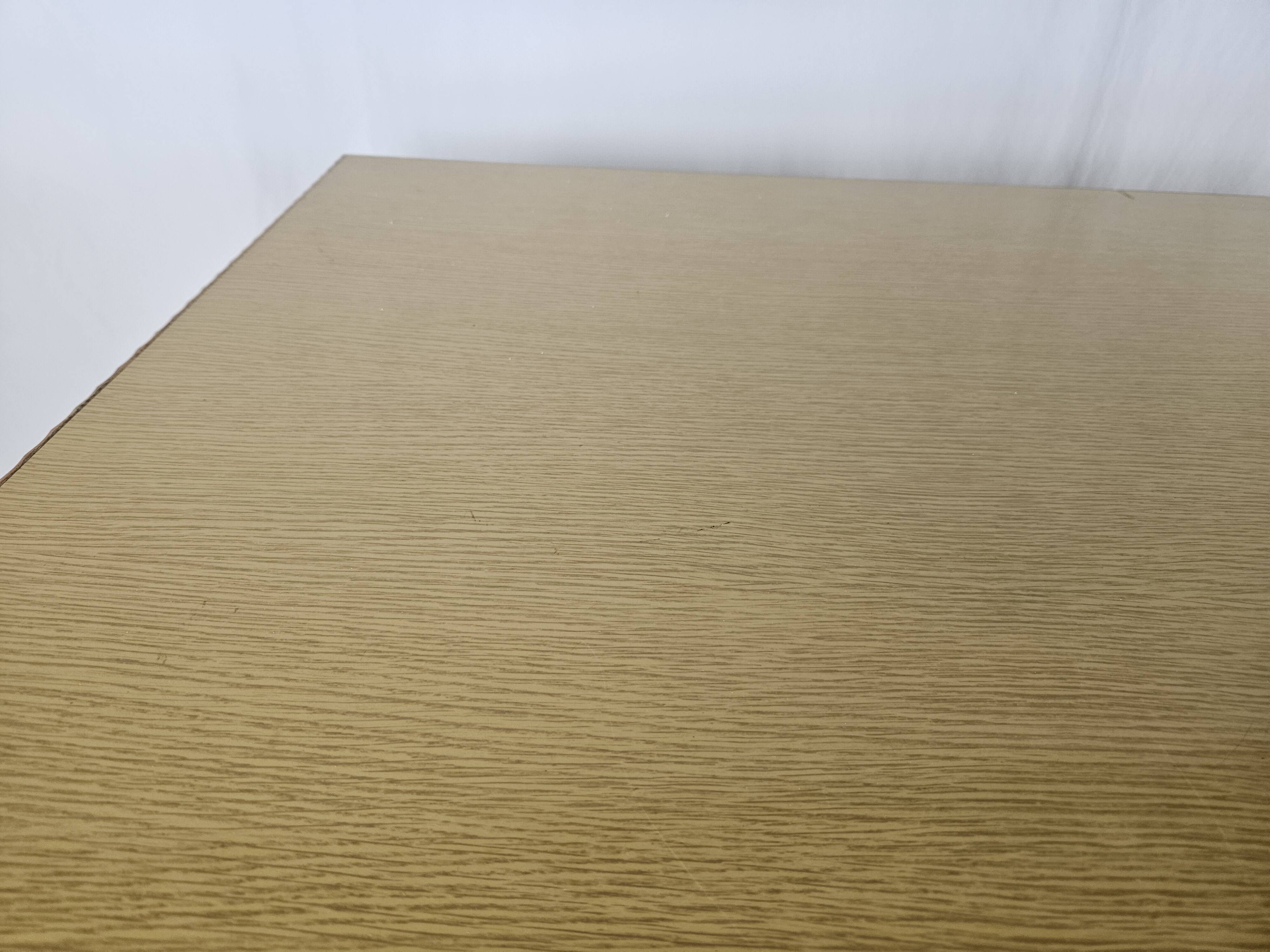 Table à manger des années 1950 en érable avec bord travaillé