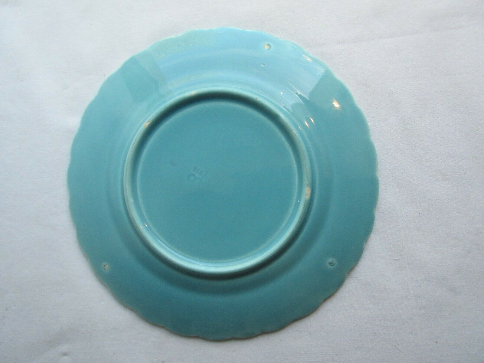 Blue barbotine plate of Sarreguemines: Birds pecking with holly