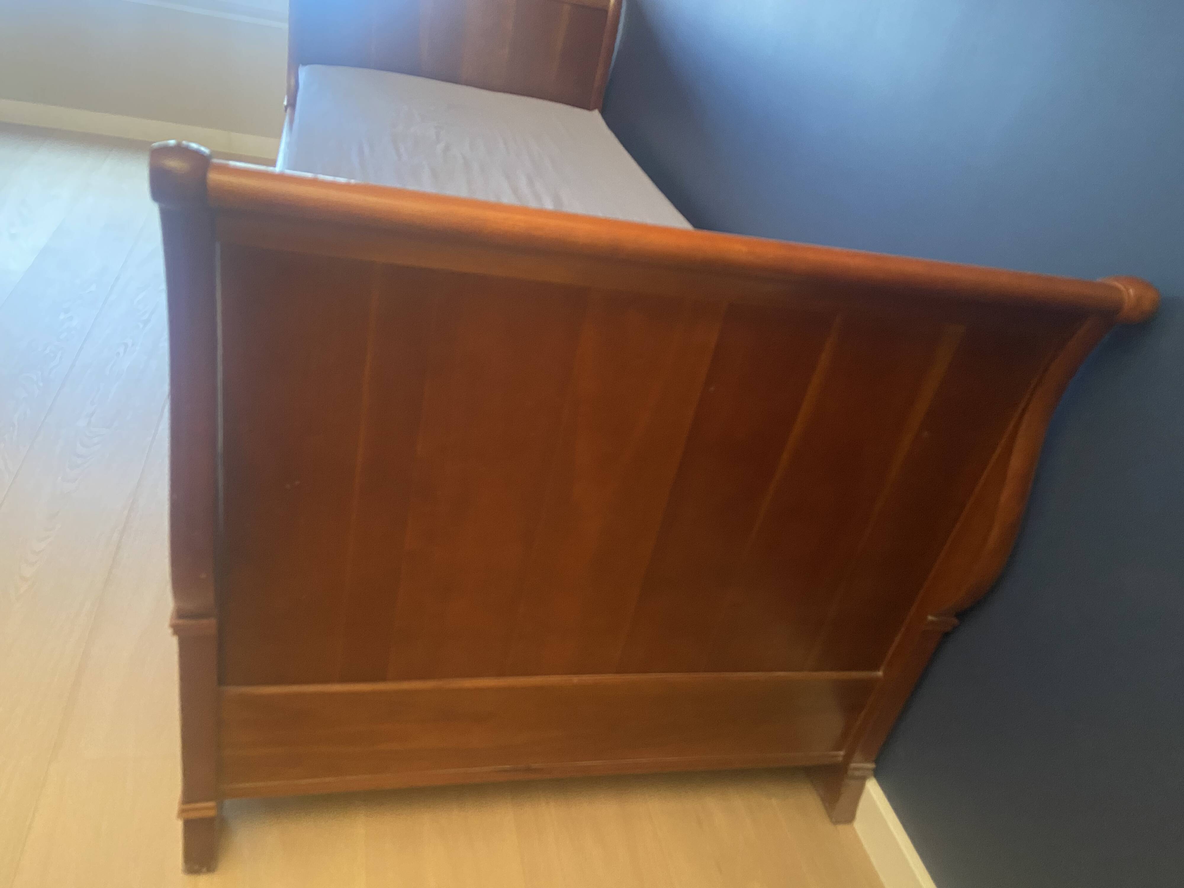 CONVERTIBLE BOAT BED IN PAINTED CHERRY WOOD