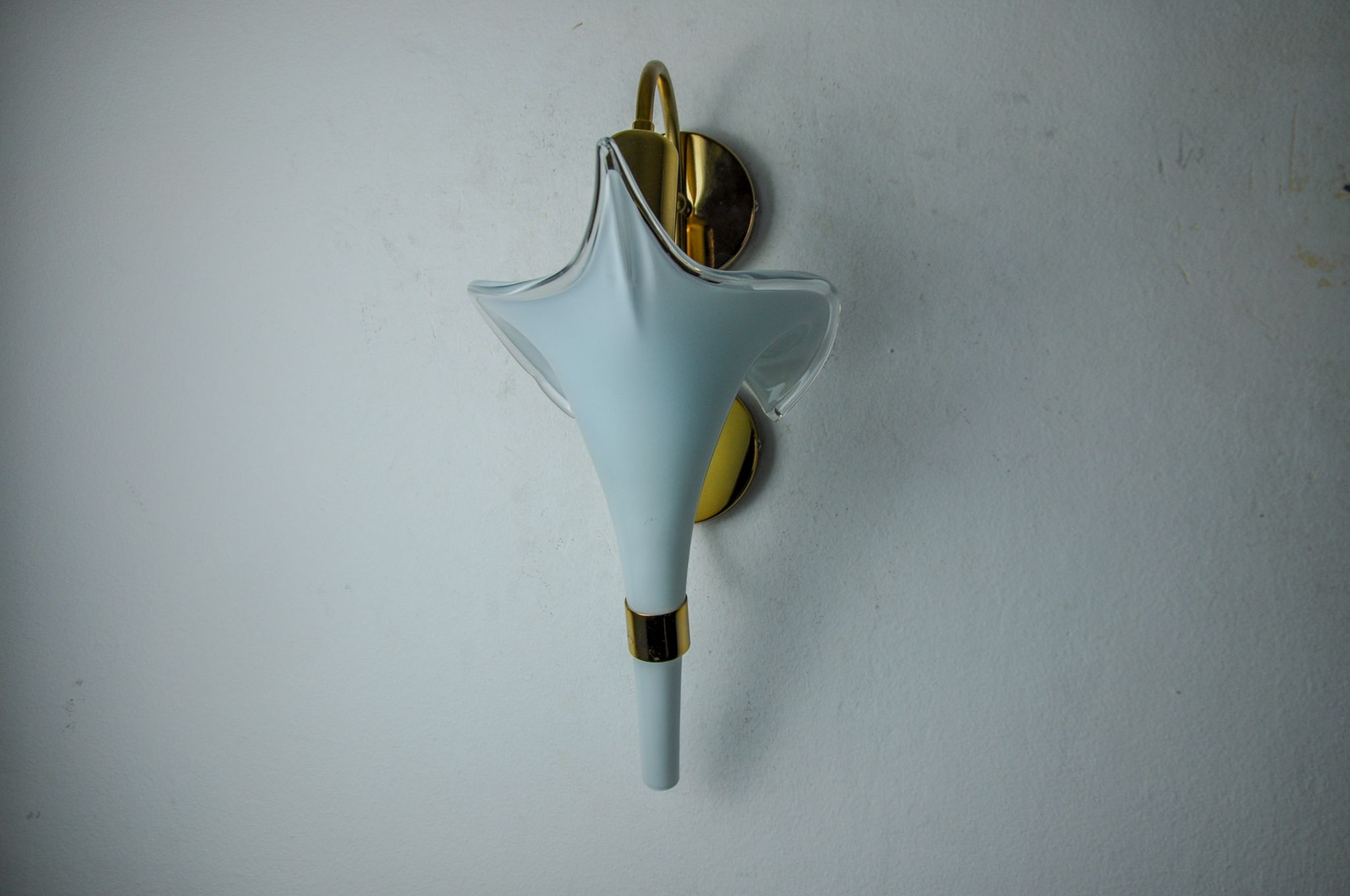 Applique fleur de lys blanche, verre de murano, Italie, 1970