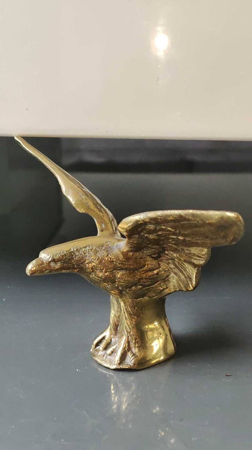 Eagle figurine sculpture with outstretched wings, in solid brass. Size 8 x 15 cm