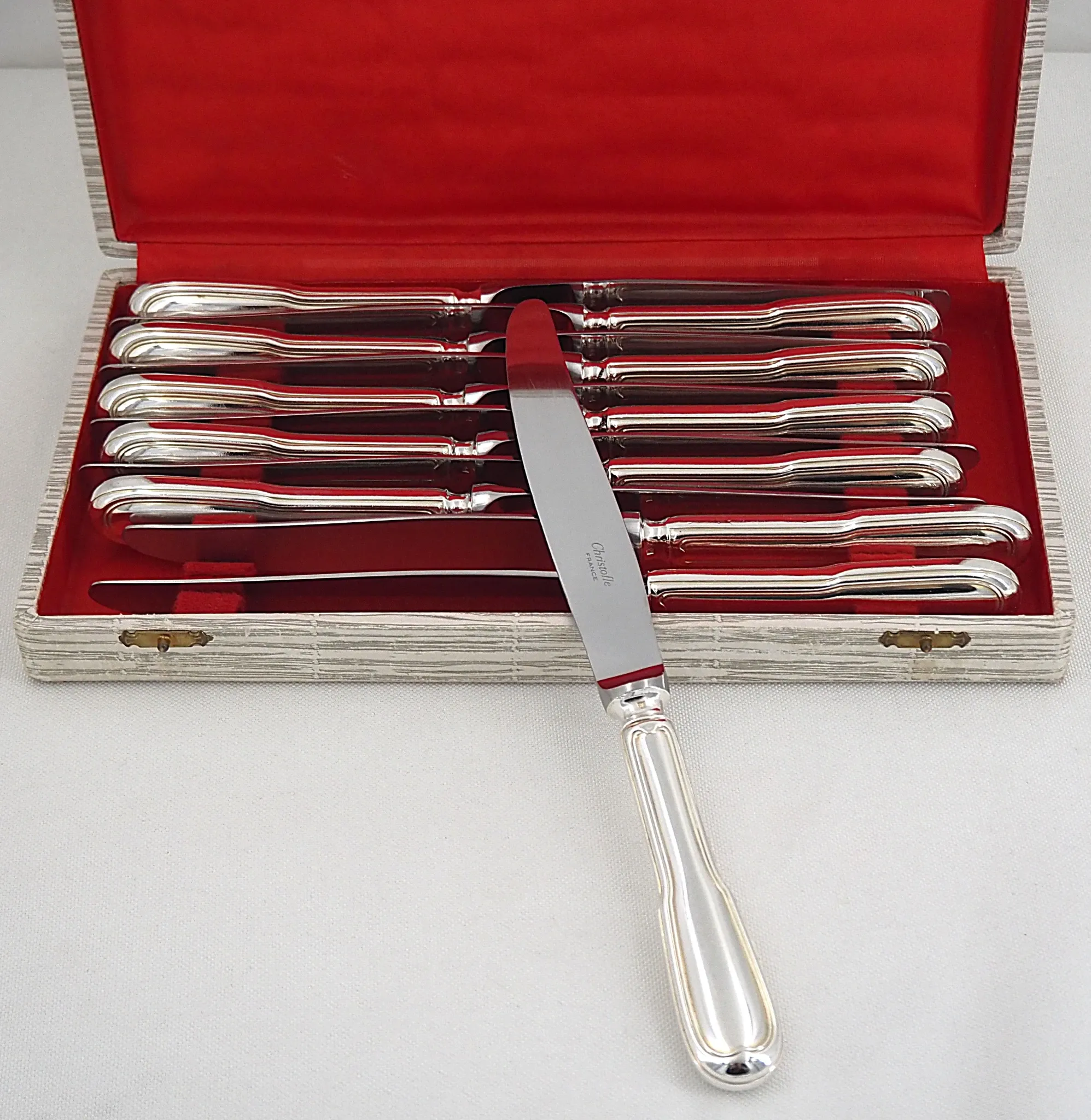 Christofle Chinon, Set of 12 silver-plated table knives in excellent condition.