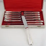 Christofle Chinon, Set of 12 silver-plated table knives in excellent condition.