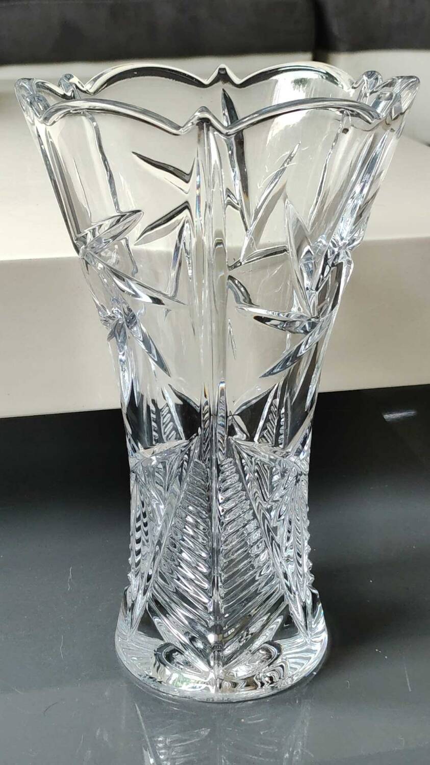 Vase in cut Bohemian crystal. Cross/Star/Foliage patterns. Boho-Chic style. High 24.5 cm