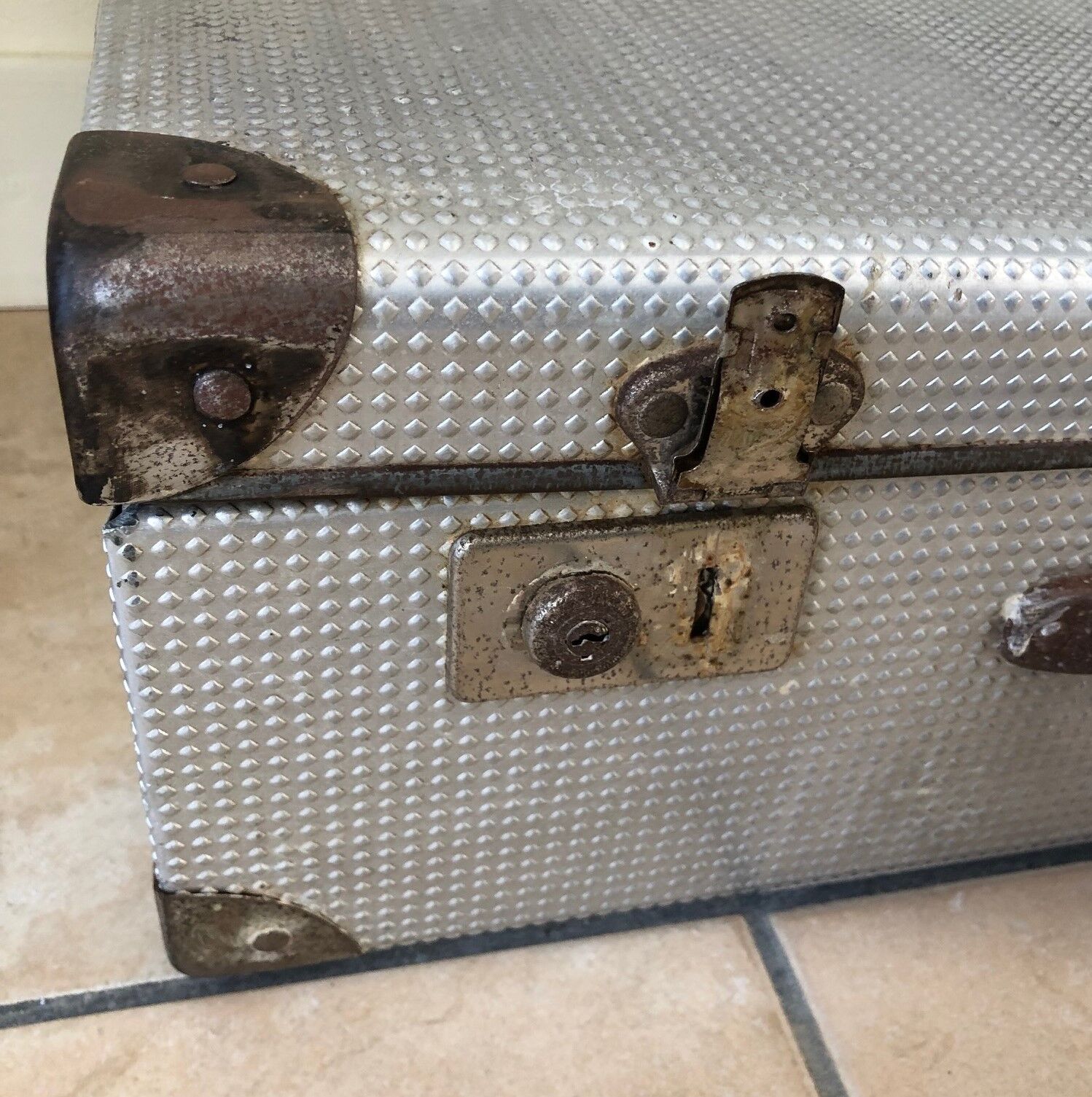 60' vintage vintage undue metal travel case