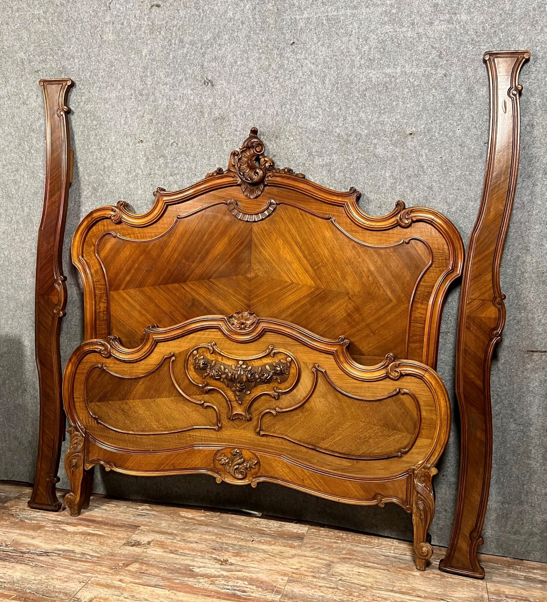 Center bed Louis XV rocaille of curved shape in walnut