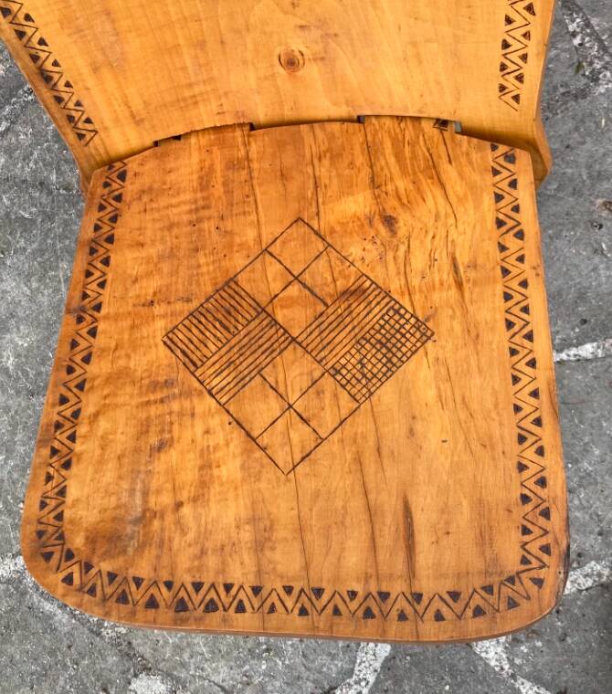 Grande chaise Africaine vintage en bois massif sculpté de motifs géométriques