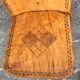 Grande chaise Africaine vintage en bois massif sculpté de motifs géométriques