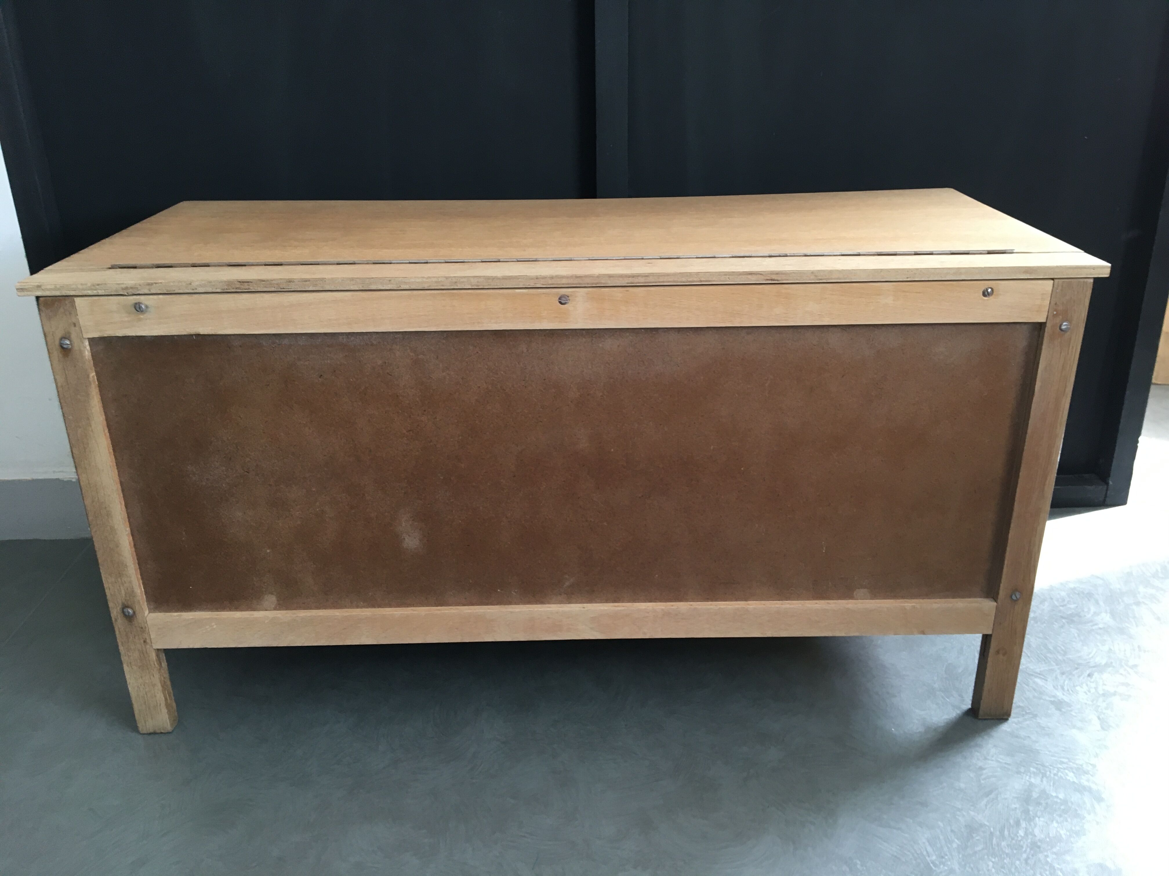 Coffre en bois et rotin