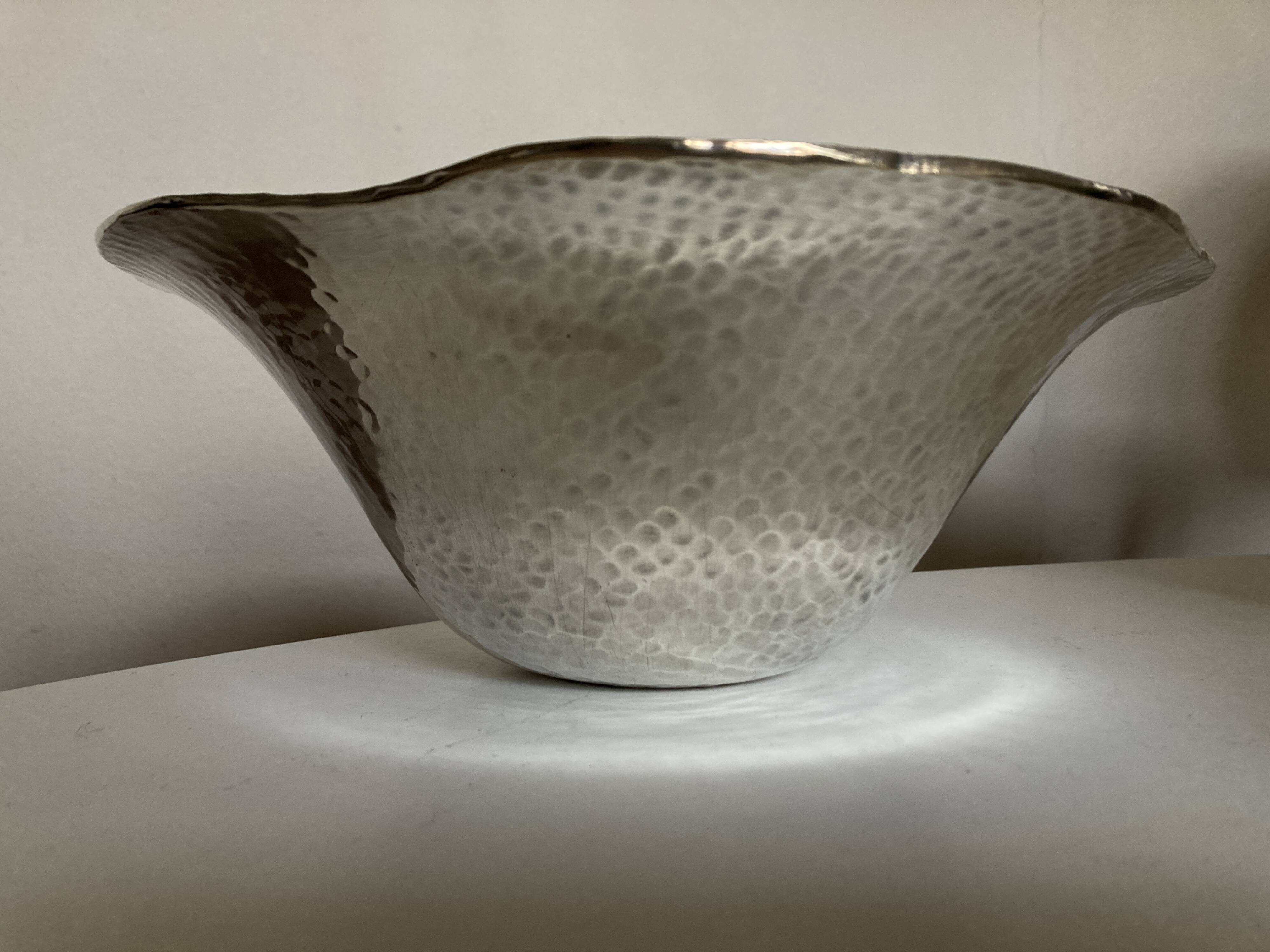 Coupe centre de table en métal argenté martelé forme libre 1980
