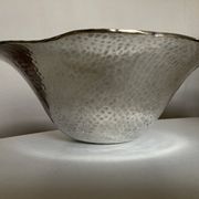 Coupe centre de table en métal argenté martelé forme libre 1980