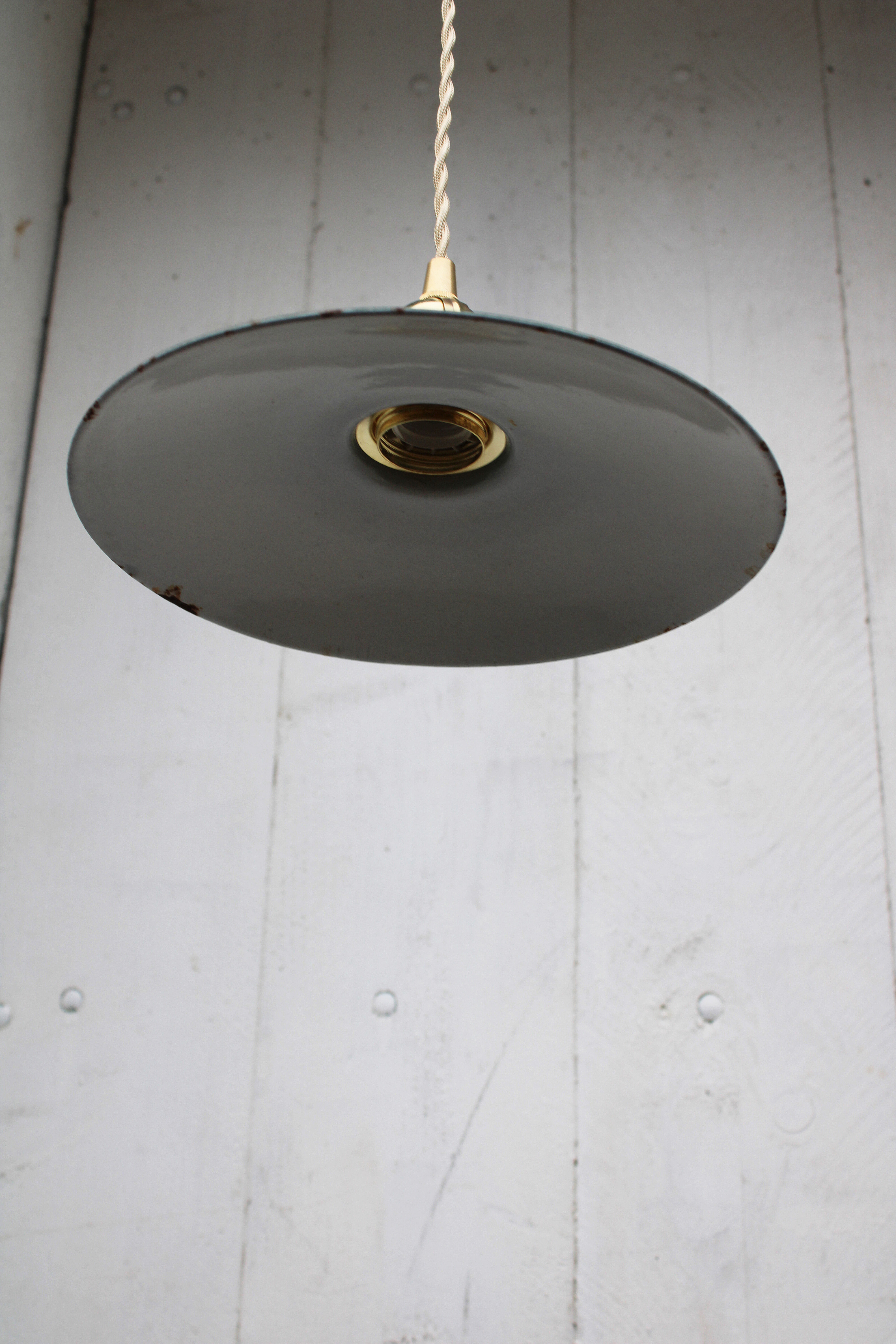 Hanging in green enamelled sheet metal