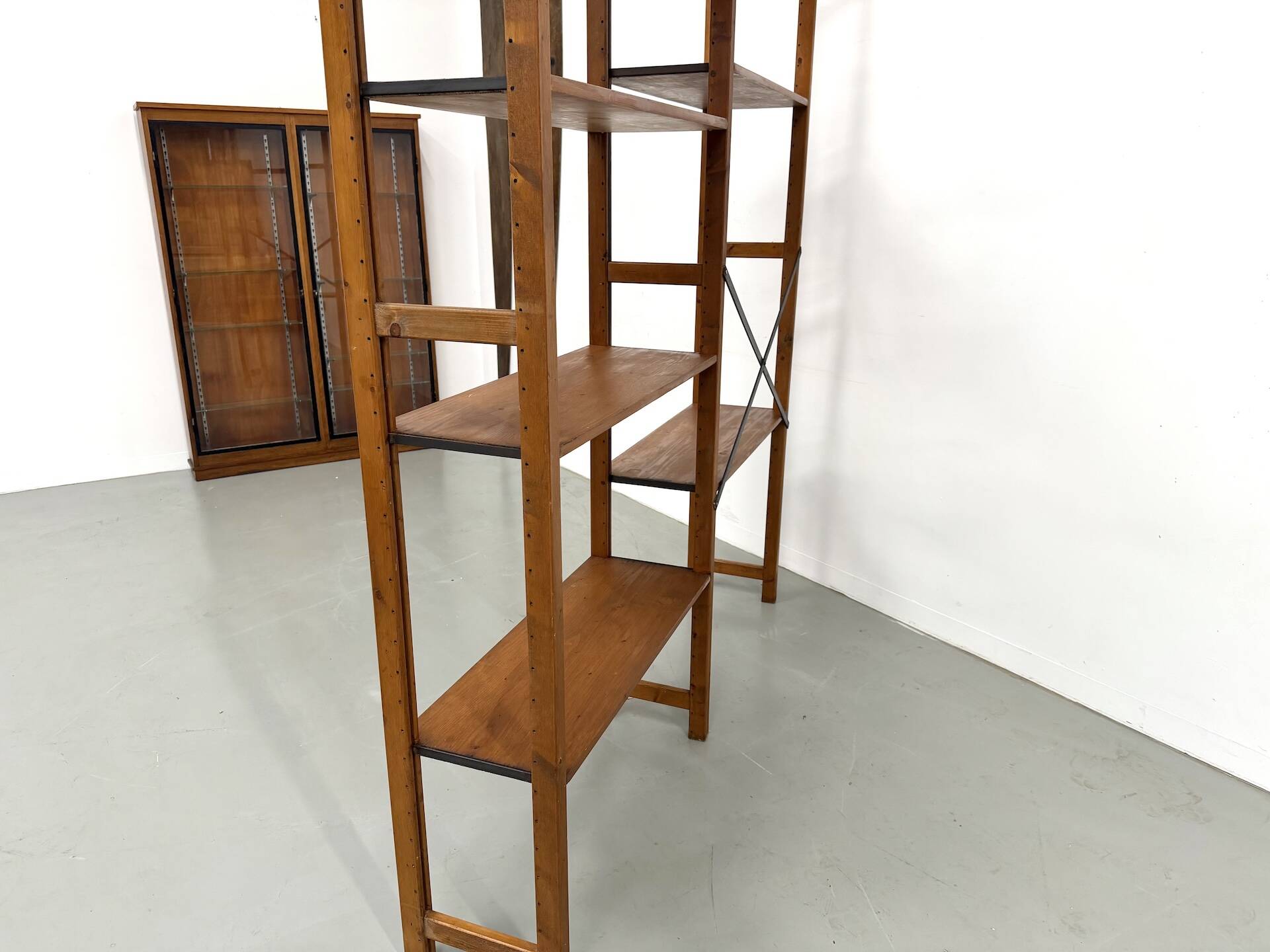 XXL Modernist Library in Solid Pine – 1950s Design – L164 cm