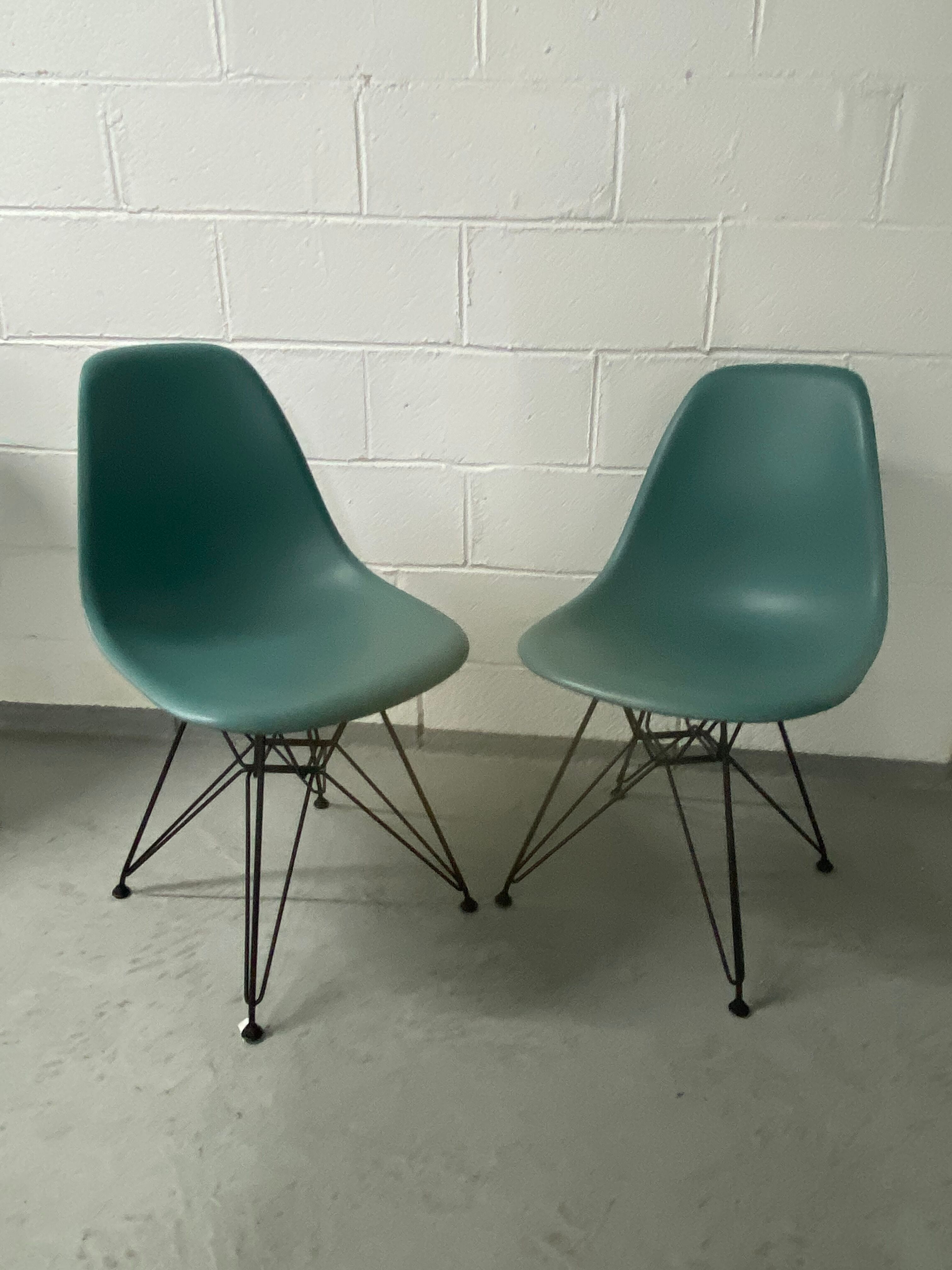 Paire de chaises de Charles et Ray Eames édition Vitra récente
