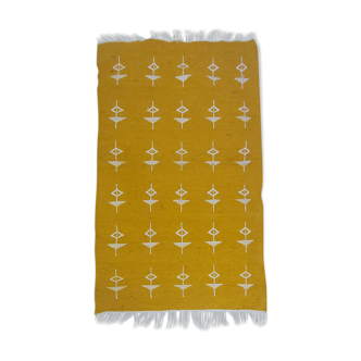 Tapis kilim jaune et blanc berbère traditionnel fait main en pure laine