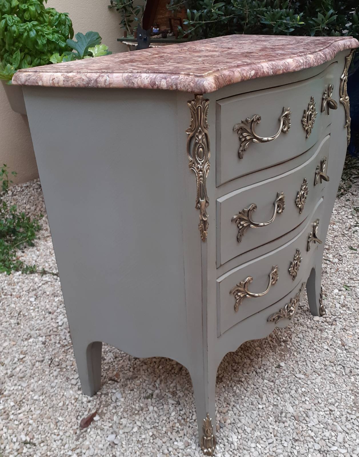 Commode de style Louis XV, peinte