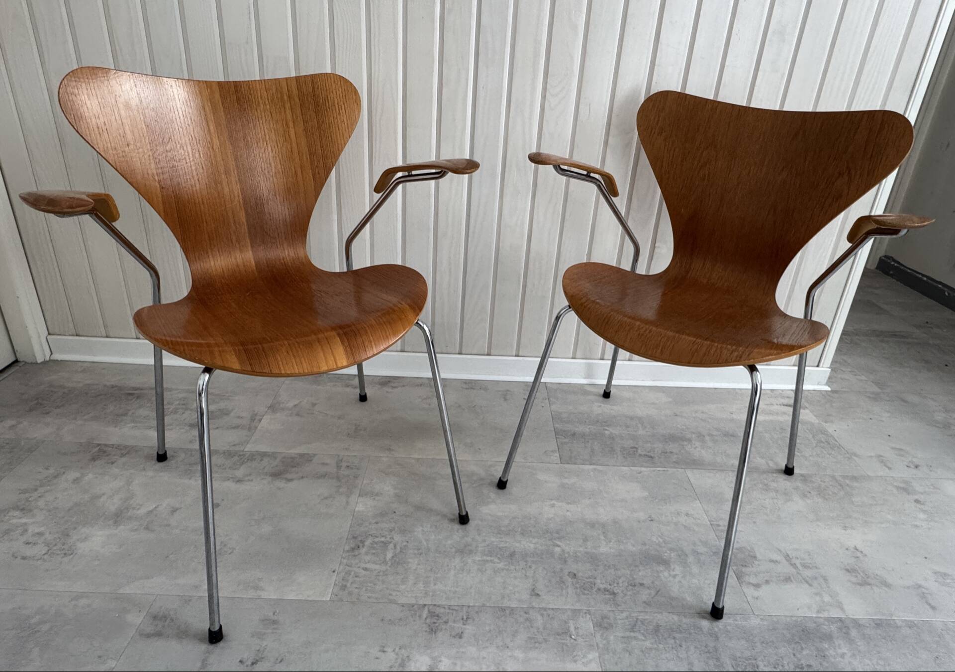 2 Series 7 chairs with armrests (3207) by Arne Jacobsen – Fritz Hansen