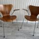 2 Series 7 chairs with armrests (3207) by Arne Jacobsen – Fritz Hansen