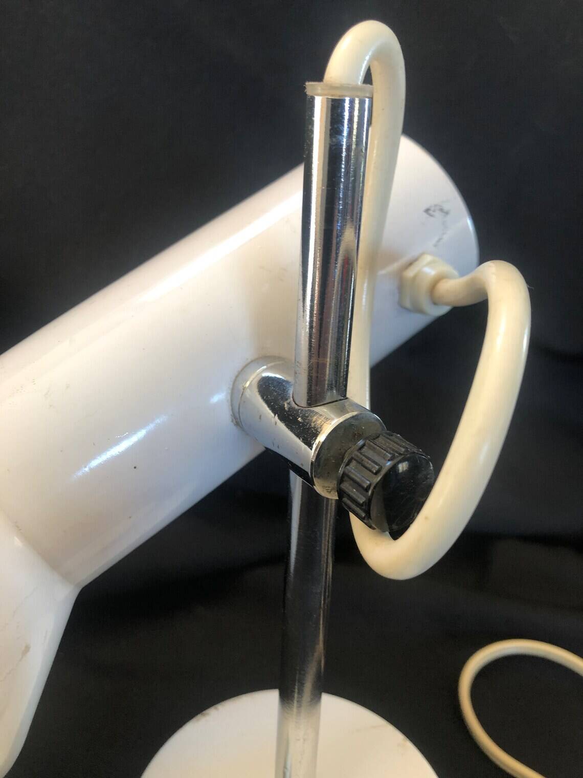 Desk spot lamp in white lacquered metal, Italian work from the 60s and 70s