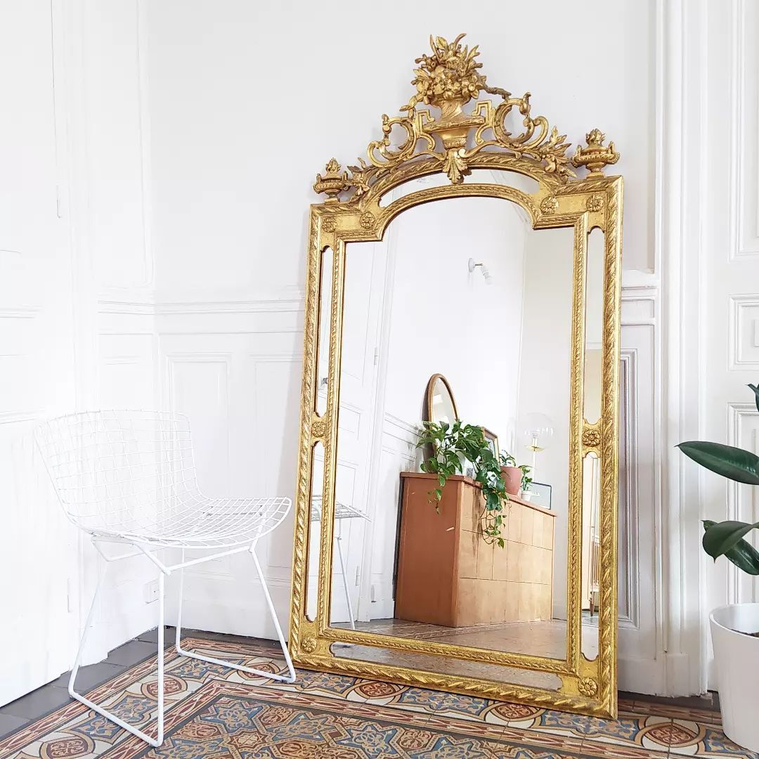 Mirror with parcloses