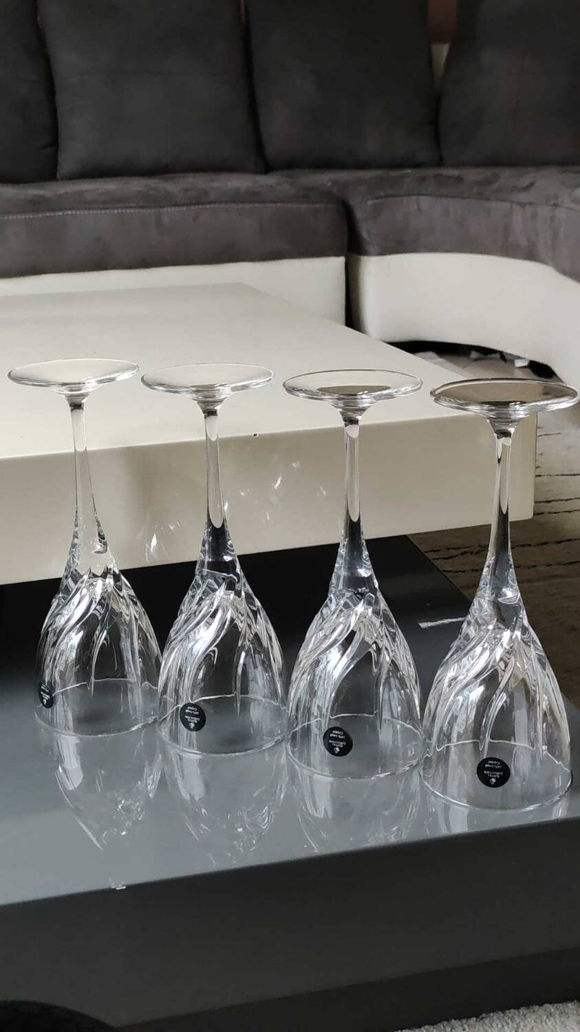 Set of 4 large red wine glasses/Royal Doulton Elegance. Made from high quality lead crystal. High 21 cm. New with box