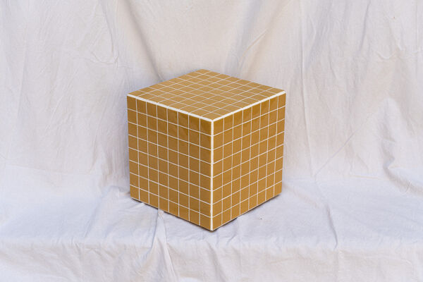 Cube jaune moutarde table d'appoint 33x33 cm