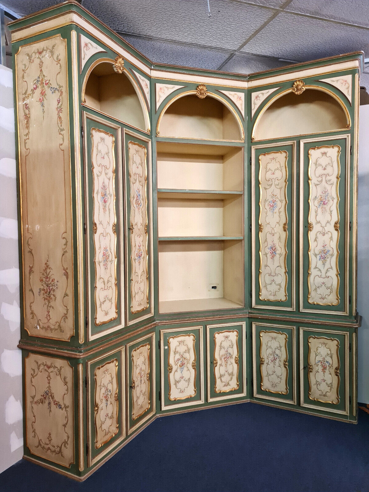 Louis XV Venetian corner bookcase in gilded and lacquered wood circa 1900