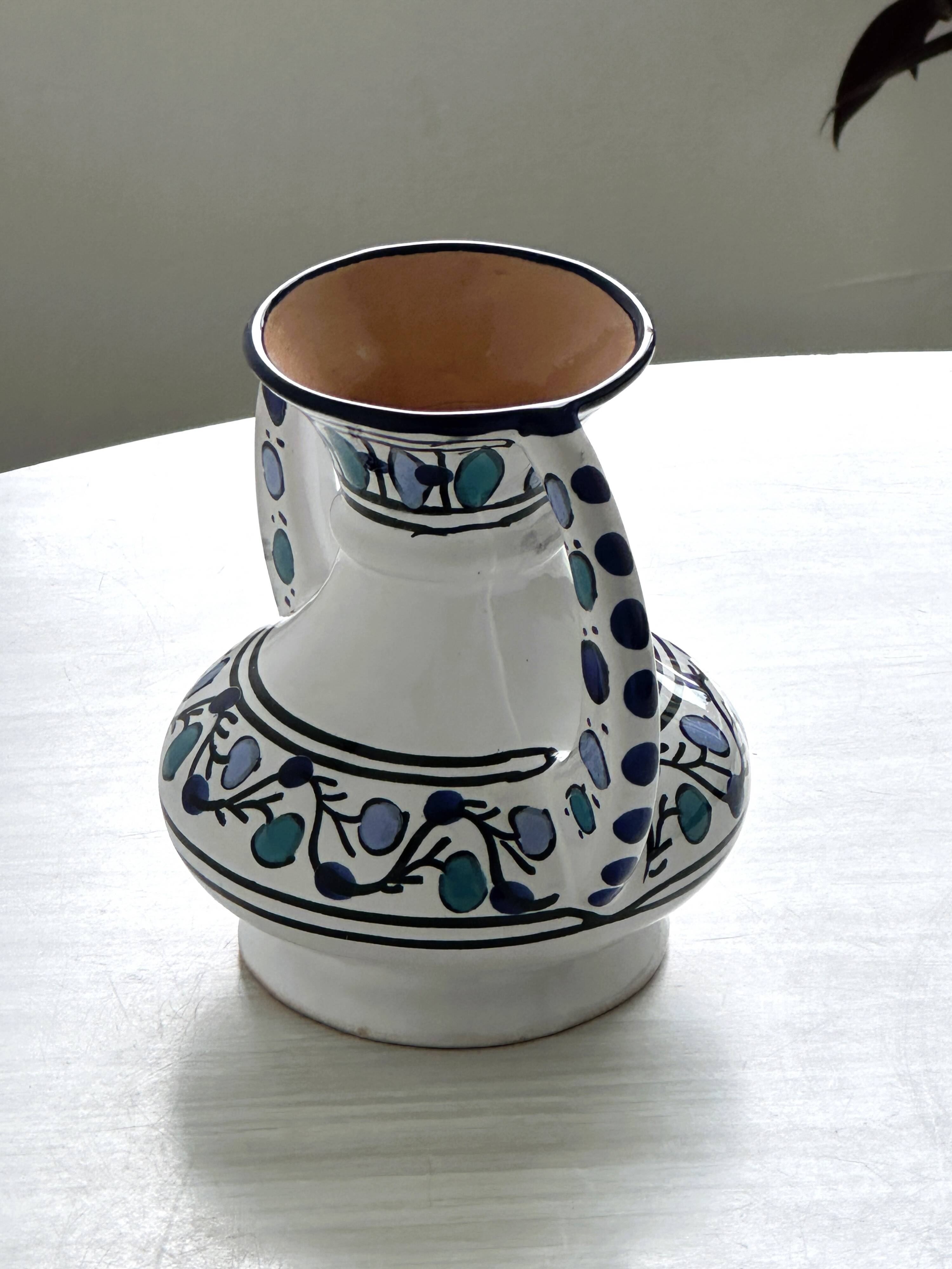 Petit vase peint à la main style Maghrébin.