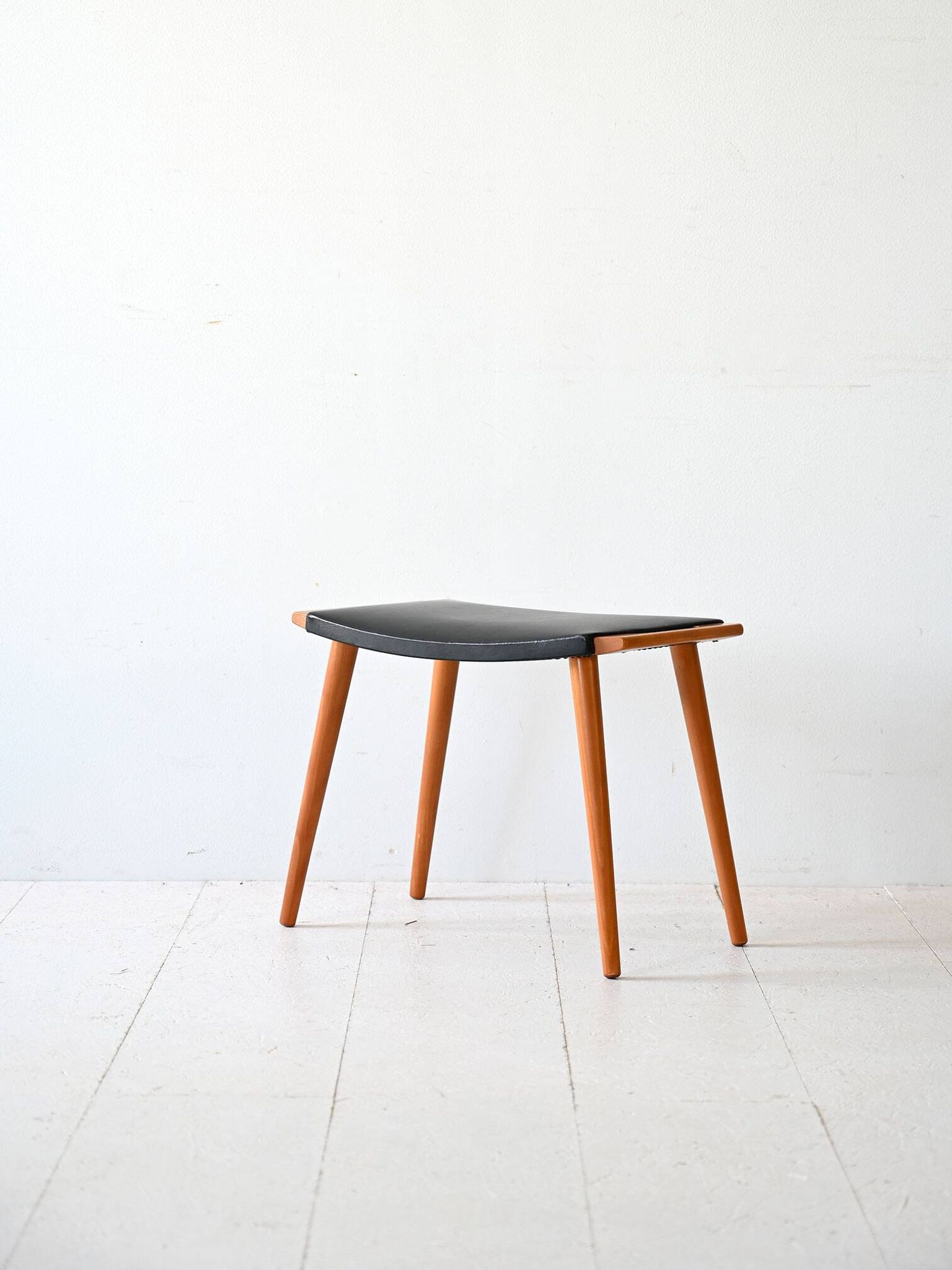 Tabouret vintage en bois et cuir