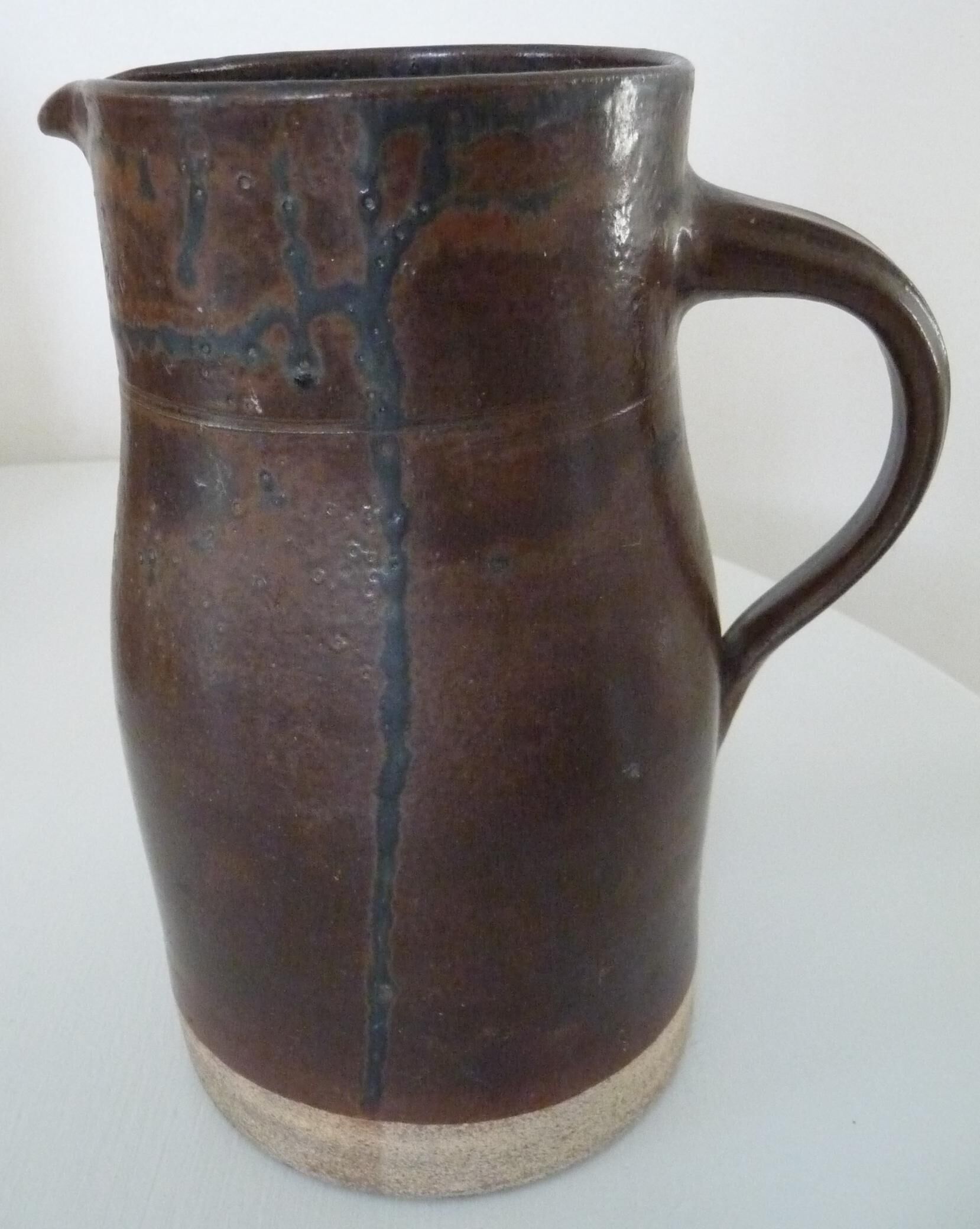 Pitcher-shaped in dark brown sandstone