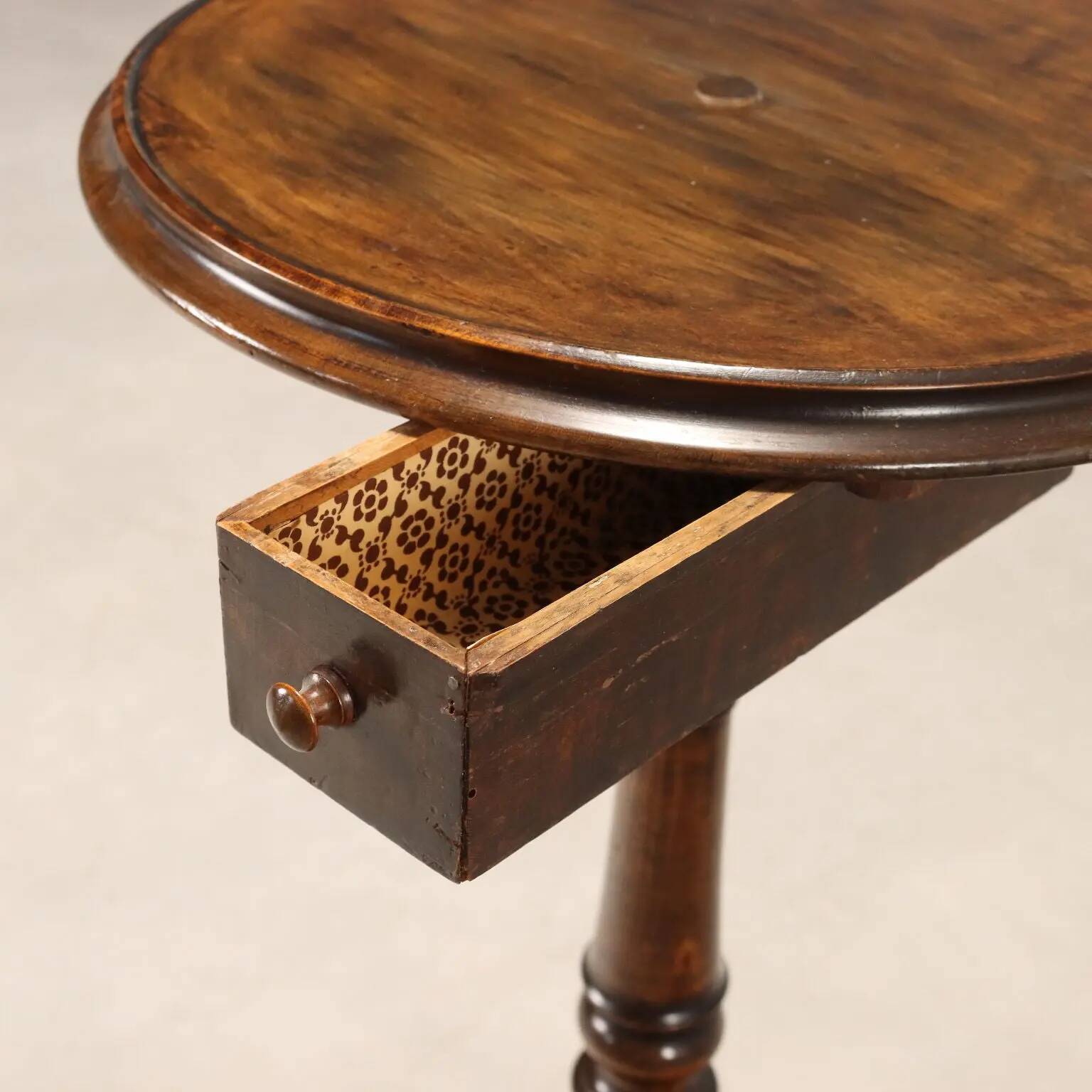 Petite table ancienne en hêtre teinté noyer, Italie, XXe siècle