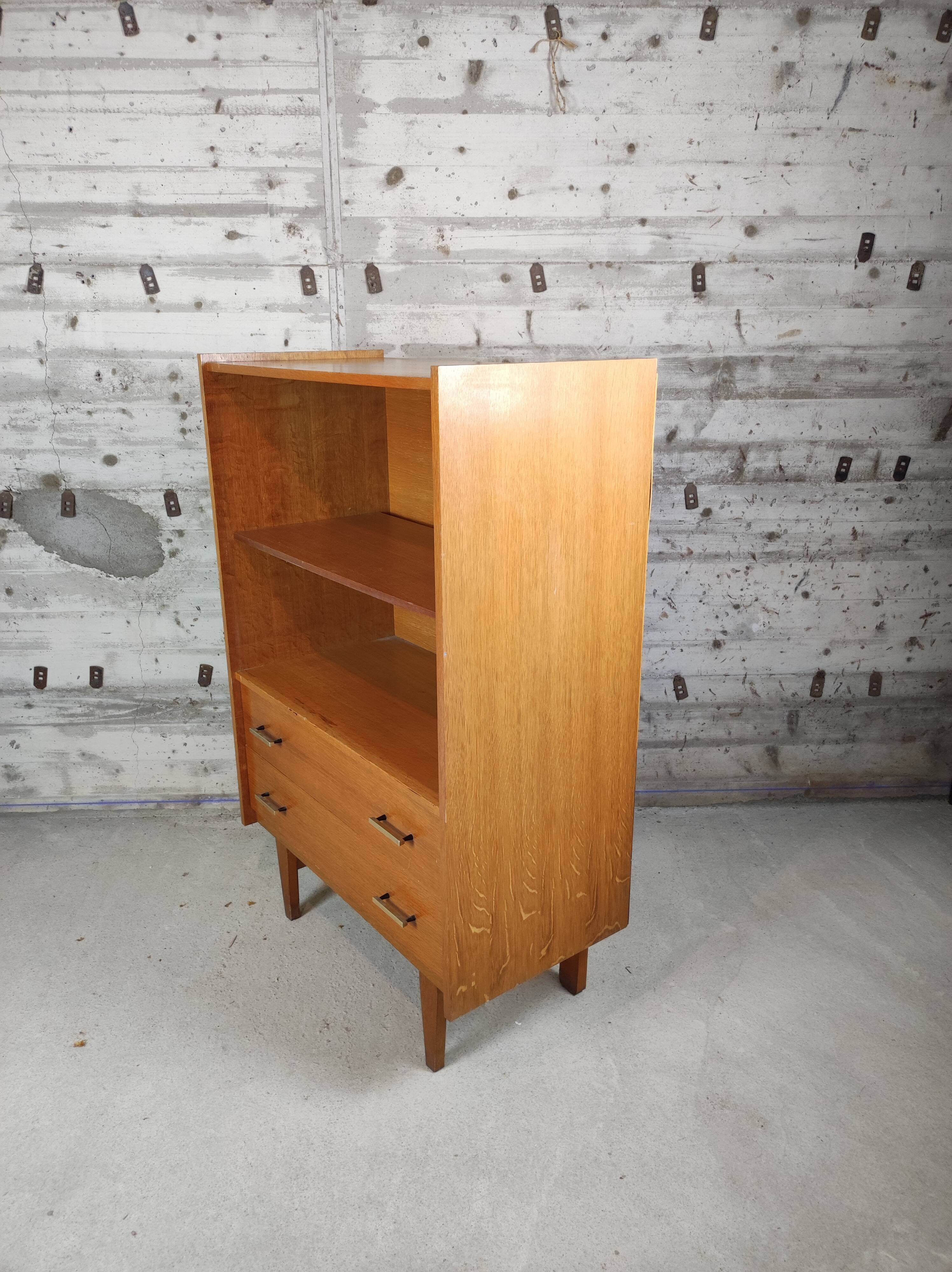 Bookcase / shelf