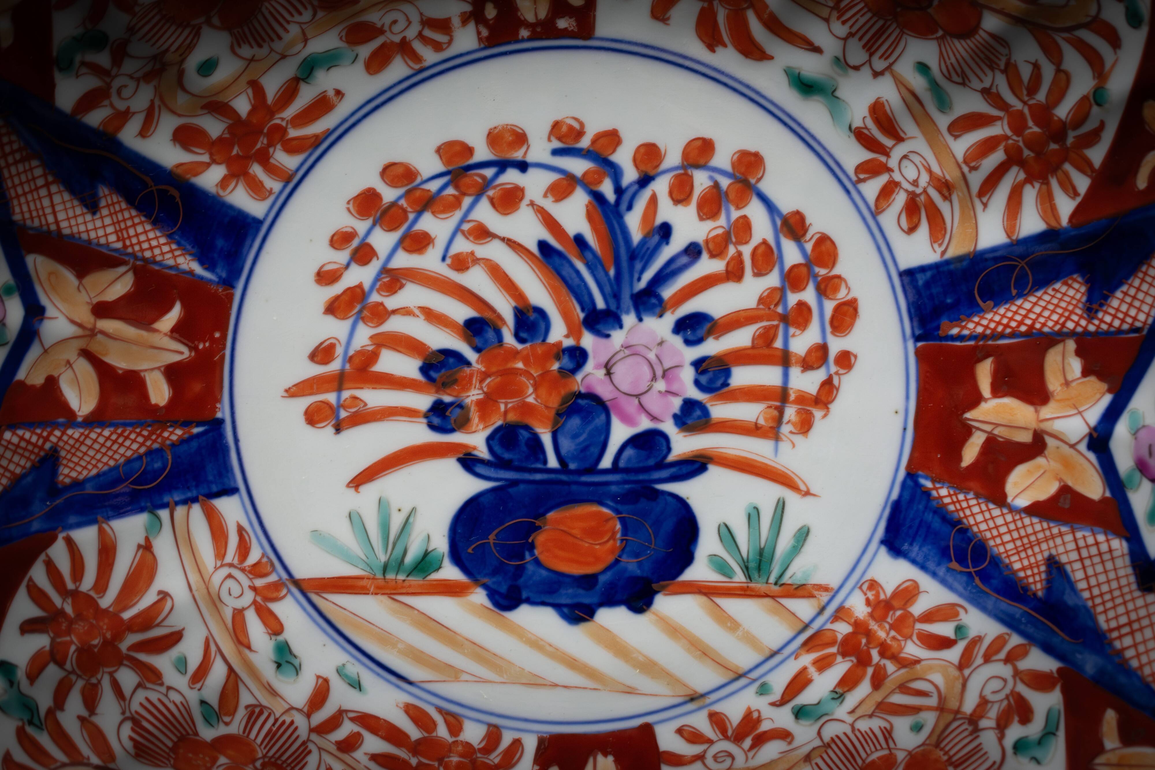 Japanese Imari porcelain dish with radiant decoration and scalloped edges
